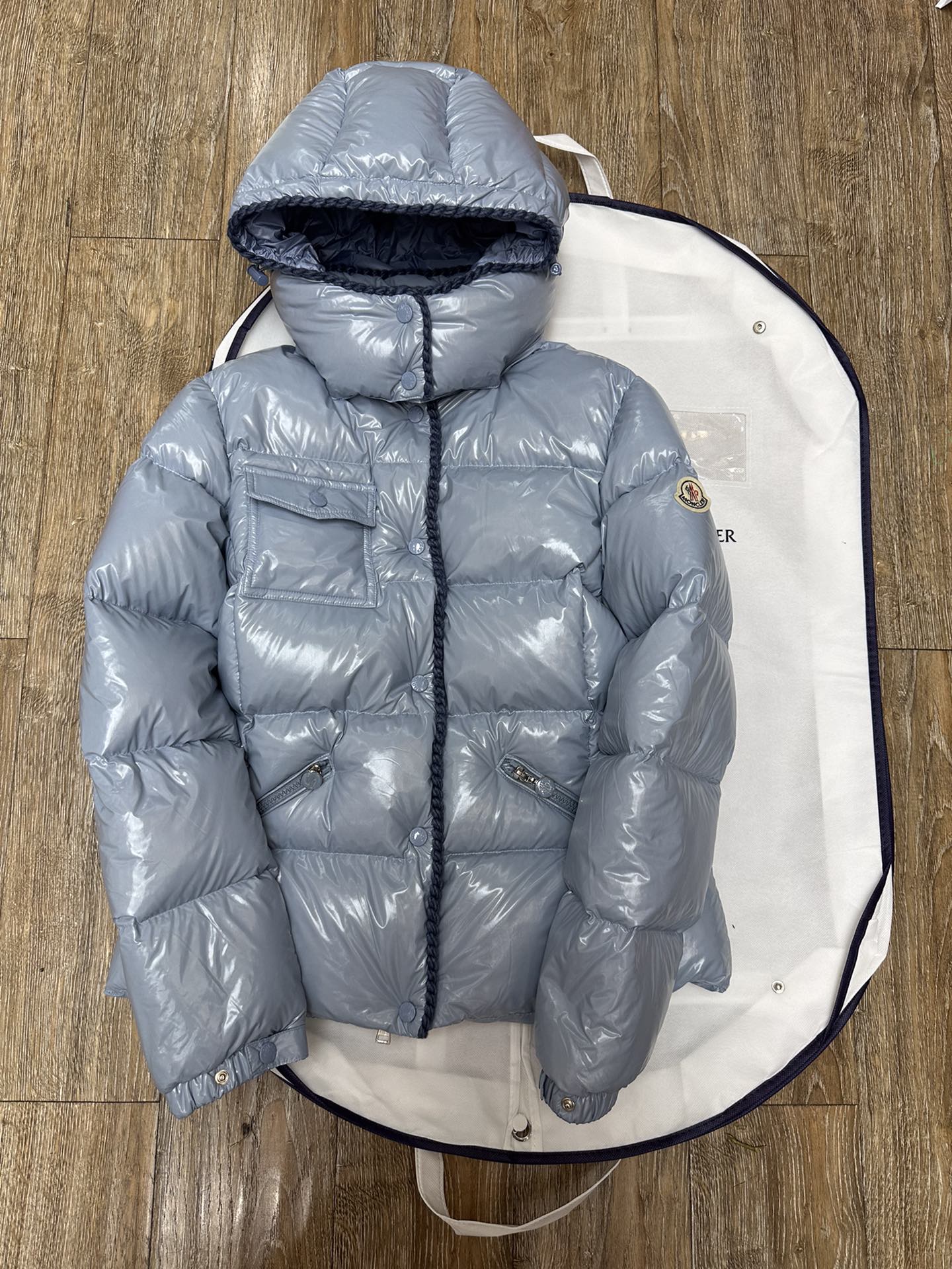 NO:702274,The latest 2025 Glareins women's braided trim hooded short down jacket, the second-generation elegant version with a small waist, a slim down jacket, a must-have for princesses. The details are woven and designed, and there are more matching possibilities. Waist, woven, and lacquered nylon, every detail touches the girl's heart. Two colors 1.2.3.4, Moncler, down jacket, hats,198609092025最新款Glareins女士编织饰边连帽短款羽绒服,二代小蛮腰优雅版,穿着显瘦的羽绒服,公主必备款.细节采用编织设计,另搭配更多可能性.收腰、编织、漆面尼龙,每个细节都戳中少女心.两色1.2.3.4,蒙口-服装,Moncler,down jacket,hats,,Women's clothing