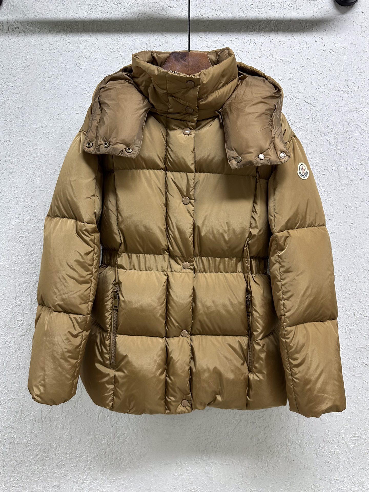 NO:702254,2025 new Agneux ant waist down jacket, this one is called an upgraded version of Parana. The waisted black gold down jacket is a classic color, durable and more elegant. The matte material is more textured. The additional waist design can highlight the curves of the figure. The hardware is retro and old brass color. It shows the texture and fashion. Black gold, khaki, 0.1.2.3, Moncler, down jacket,198609092025新款Agneux蚂蚁腰羽绒服,这件被称为是升级版的Parana.收腰黑金羽绒服,很经典的颜色,耐穿而且比较有气质.哑光材质,更有质感.多了收腰的设计,更能凸显一下身材的曲线.五金是复古做旧的黄铜色.尽显质感风尚.黑金、卡其色,0.1.2.3,蒙口-服装,Moncler,down jacket,,Women's clothing