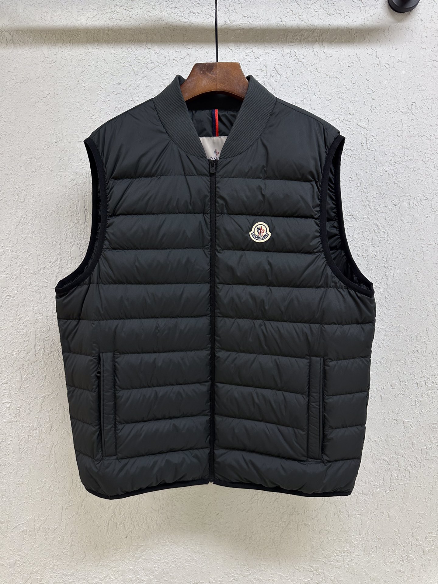 NO:639327,Details of the down vest: 90% white goose down filling, versatile and practical. Any goose down vest costs hundreds of dollars more., Moncler, down jacket, alexander wang19860909羽绒马甲细节 90白鹅绒填充,万能搭配、太实用了.随便拿件鹅绒马甲也要大几百块.,蒙口-服装,Moncler,down jacket,alexander wang,Women's clothing