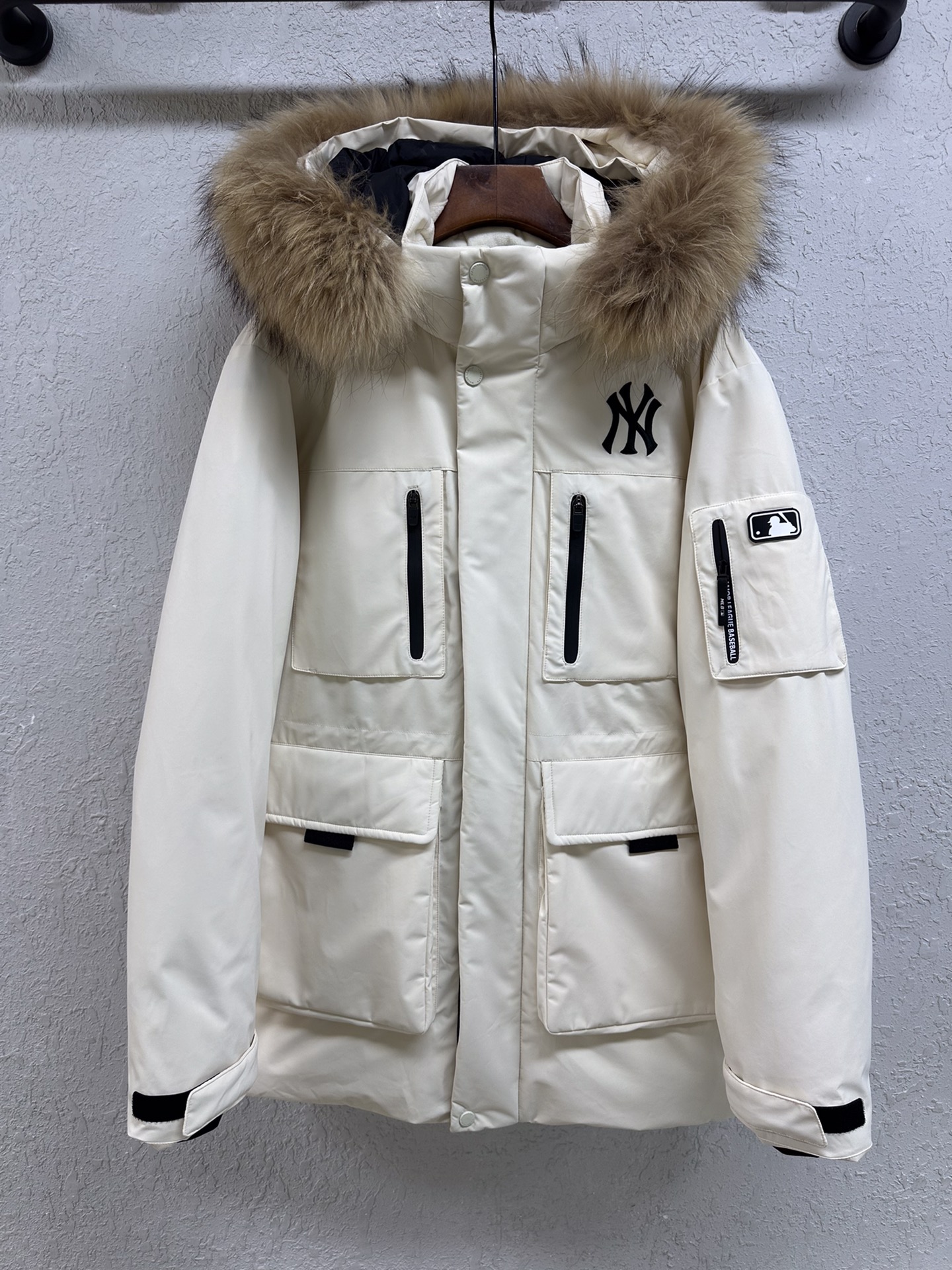NO:639322,Super quality MLB New York Yankees logo workwear down jacket 2.0 large fur collar/removable hood. Same style for men and women, black and white XS-XXL (top version), women's clothing, loro piana, down jacket, hats, alexander wang19860909品质超牛的MLB纽约洋基队徽标工装羽绒服2.0大毛领/帽子可拆卸.男女同款黑色白色XS-XXL（顶级版）,女装,loro piana,down jacket,hats,alexander wang,Women's clothing