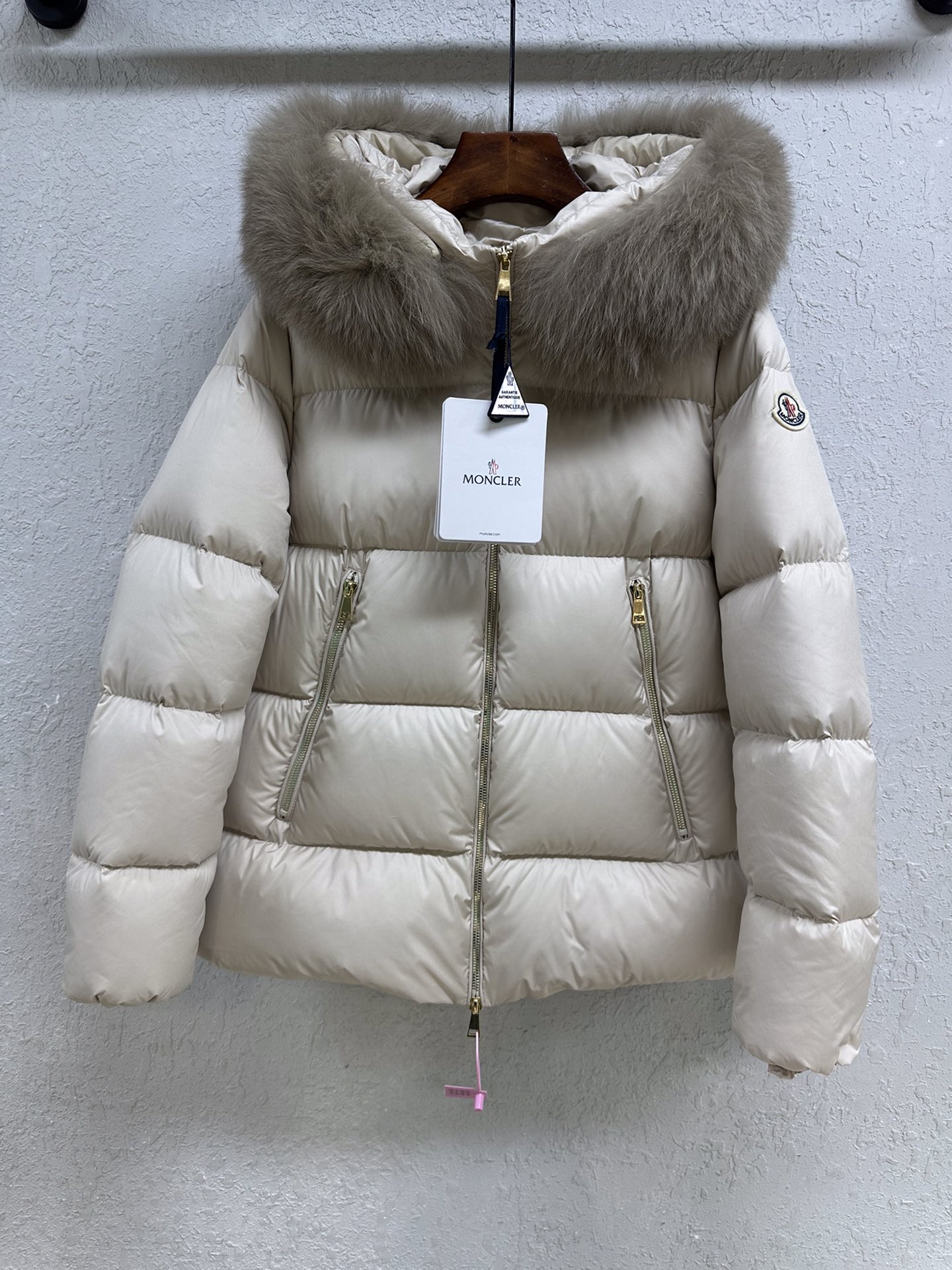 NO:702213,Popular Laichefur hooded fur collar short down jacket. High quality 90 white goose down, two colors 1.2.3, mousse-clothing, Moncler, down jacket, hats,19860909热门款Laichefur连帽毛领短款羽绒服.高品质90白鹅绒,两色1.2.3,蒙口-服装,Moncler,down jacket,hats,,Women's clothing