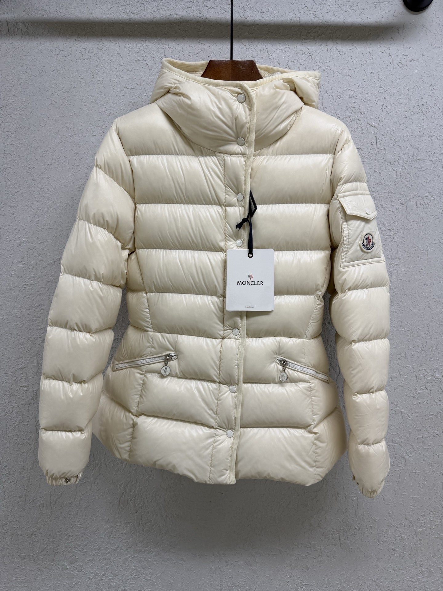 NO:702294,25 The new Barante has a super slim waist. The newly upgraded fabric is not so bright. The new fabric is more comfortable and soft for daily use. It is as fluffy as a cloud and is so light that you forget it exists. The version is the essence. Black, milk white 0.1.2.3, mask-clothing, Moncler,1986090925新款Barante超绝小蛮腰,新升级面料没那么亮,新面料更加日常舒适柔软.蓬松如云,重量轻到忘记存在.版型是精髓.黑色,奶白色0.1.2.3,蒙口-服装,Moncler,,Women's clothing