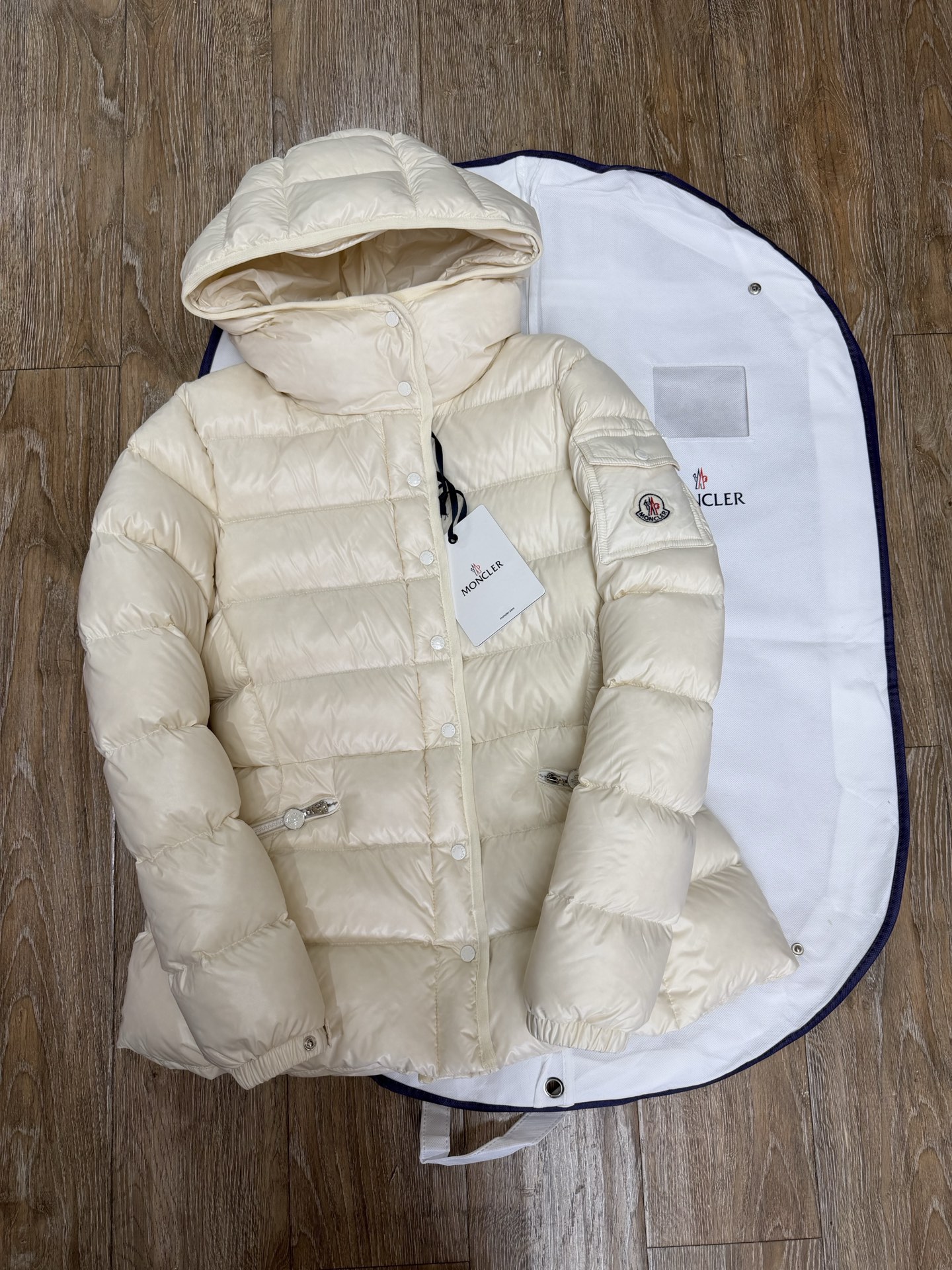 NO:702297,25 The new Barante has a super slim waist. The newly upgraded fabric is not so shiny. The new fabric is more comfortable and soft for daily use. It is as fluffy as a cloud and is so light that you forget it exists. The version is the essence. Black, milky white 0.1.2.3 Milky white with soft light, writing nobility in every detail!  ,Meng Mou-clothing,Moncler,1986090925新款Barante超绝小蛮腰,新升级面料没那么亮,新面料更加日常舒适柔软.蓬松如云,重量轻到忘记存在.版型是精髓.黑色,奶白色0.1.2.3  奶白色泛着柔光,把贵气写在每一个细节里！,蒙口-服装,Moncler,,Women's clothing