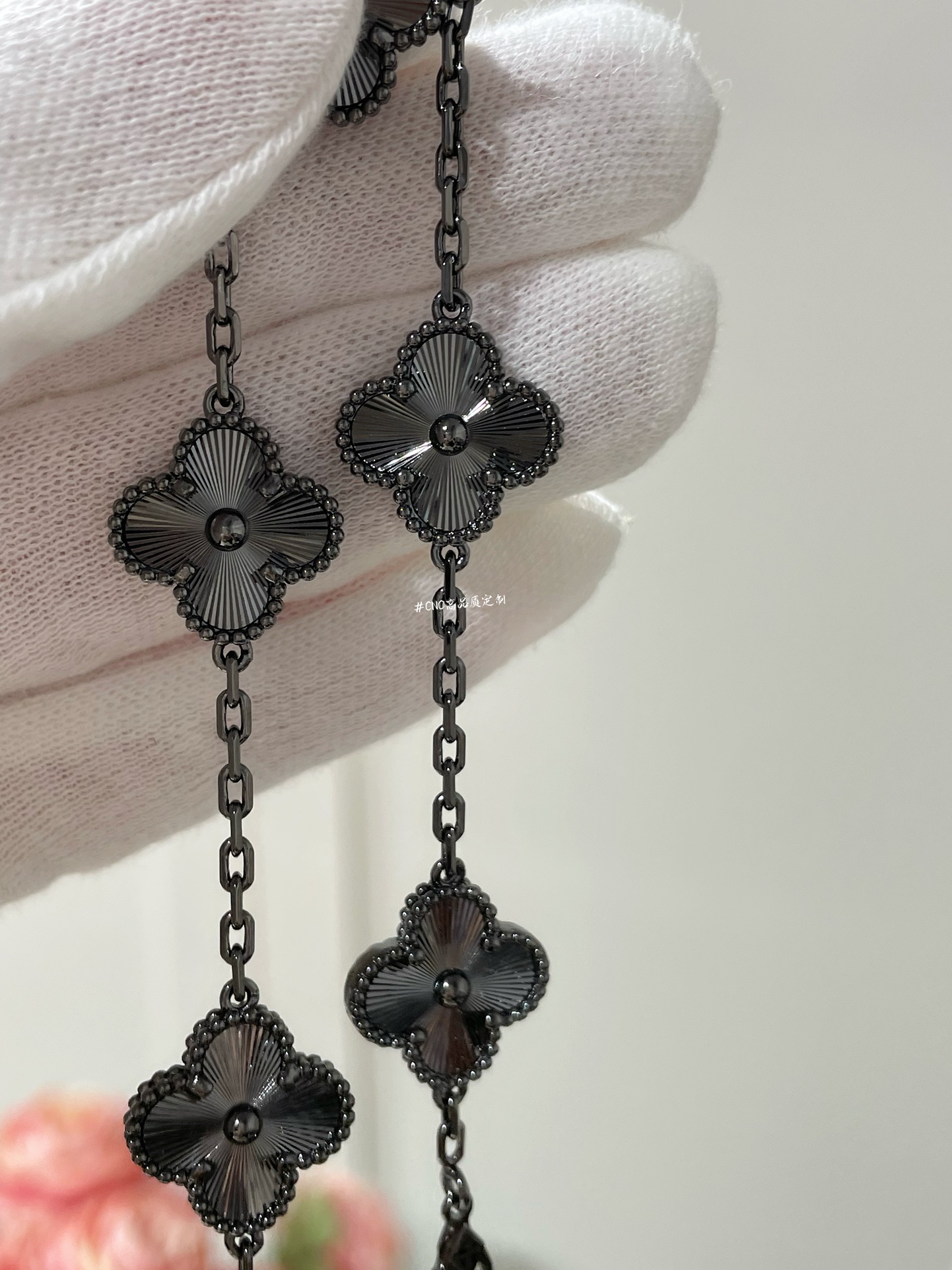 NO:634510,88330, Vca gun black five-flower bracelet, it’s so beautiful. The carving process is exactly the same as before. We developed the carving pieces according to Z. The technology is very mature. Each piece is in a radial shape. The CNC carving is very detailed and beautiful. The whole body is the same as the original pure aluminum mold opening process. Our version is super authentic. Exclusive CNC carving prismatic buckle. Welcome to compare and compare with the elegant and advanced color~,,bracelet, Cardia high-end jewelry1986090988330,Vca枪黑五花手链,太好看了雕花的工艺跟之前的一模一样,我们按照z开发车花片,技术已经非常成熟每一片都呈放射状,CNC精雕做出来非常细密漂亮整体原版一致纯铝模开模工艺,我们的版型超级正哦 独家CNC精雕棱形扣头,欢迎货比大气又高级的配色～,,bracelet,卡迪亚高端饰品,Jewelry