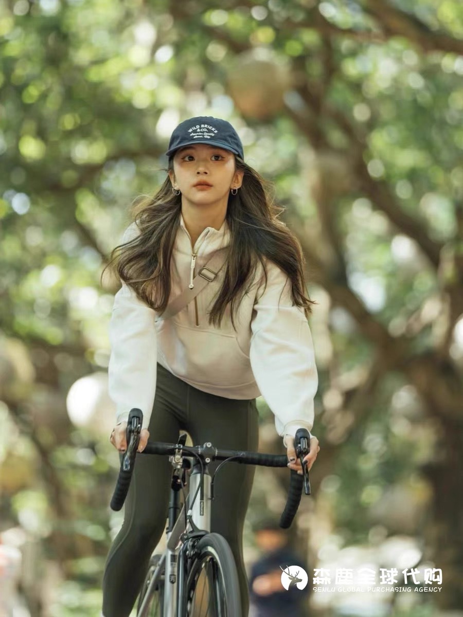 high-neck half-zip hoodie featuring a tailored - Comprehensive 4