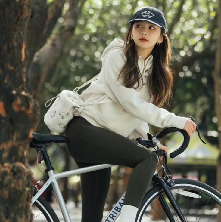 high-neck half-zip hoodie featuring a tailored - Comprehensive 3