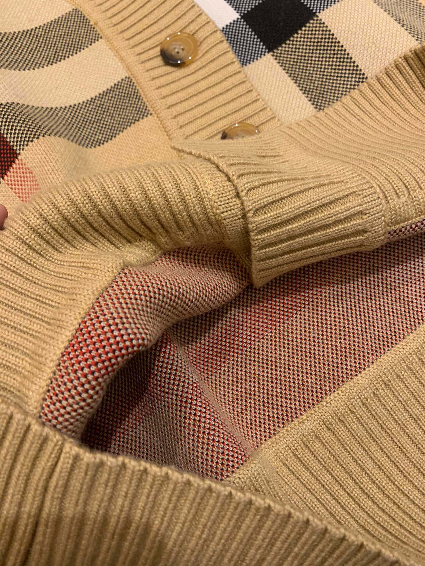新款经典大格纹针织开衫来了哈,超级好看的开衫设计,个人觉得大码男生也可以穿的,休闲又高级、洋气又耐看,经典的大花格纹,大气十足 8