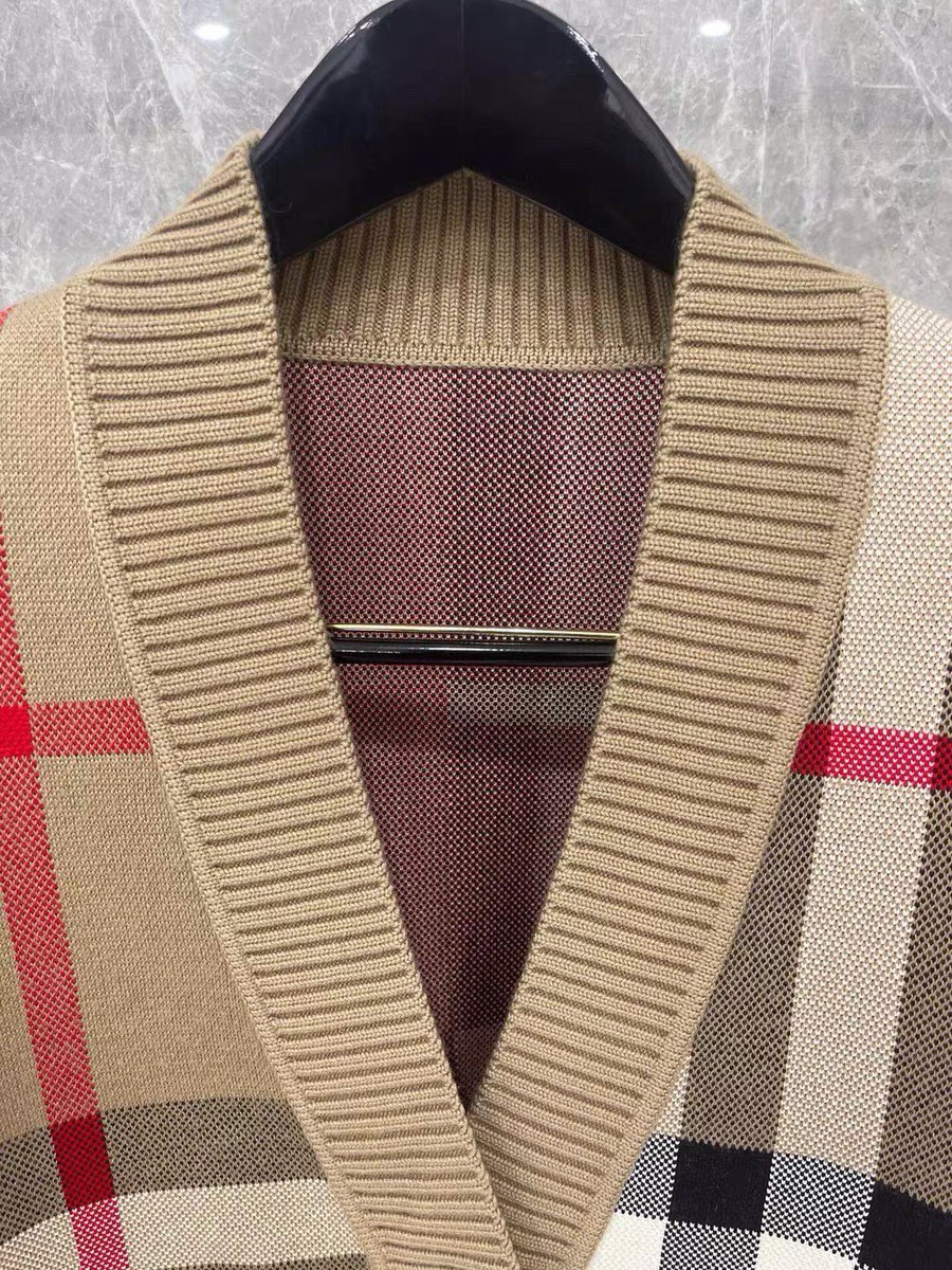 Women’s Plaid and Letter Motif V-Neck Knit Cardigan - Comprehensive 2