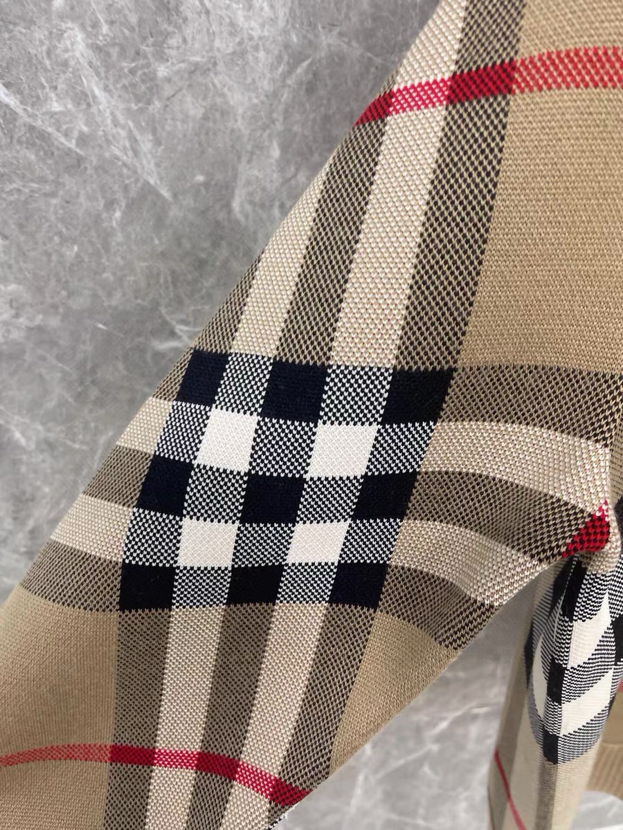 Women’s Plaid and Letter Motif V-Neck Knit Cardigan - Comprehensive 7