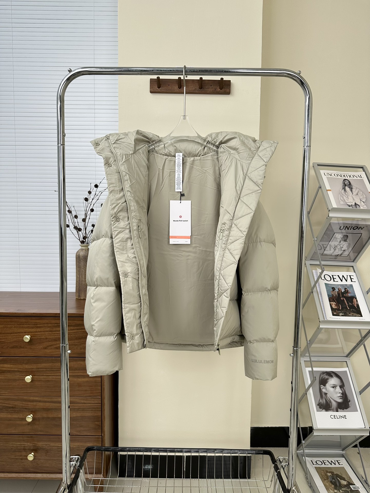 💰580【顶级版本】
𝐋𝐮𝐥𝐮𝐥𝐞𝐦𝐨𝐧 𝐖𝐮𝐧𝐝𝐞𝐫 𝐏𝐮𝐟𝐟 五格 泡芙羽绒服
颜色:黑色 骨白 电光紫 亚麻 咖啡 森林绿 粘土粉
尺码 2码 4码 6码 8码 10码
❶面料:原版定织定染,面料有两个颜色需要不同光线角度看,区别市面通货替代布染出来的只有一个色并存色差非常大!
❷填充:五格采新国标80纯白白鸭绒280克左右
❸辅料:logo采用硅胶非市面塑胶,扣子拉链颜色跟布色定染,原版开发三标齐全,注意⚠️市面很多青岛 广州货都是公版自印,拉链水洗标领标没有logo!
❹做工:国内知名运动品牌代工厂拥有十多条生产线,私下开发两条线生产线给我们加工,大厂品控严格可以放心主推。