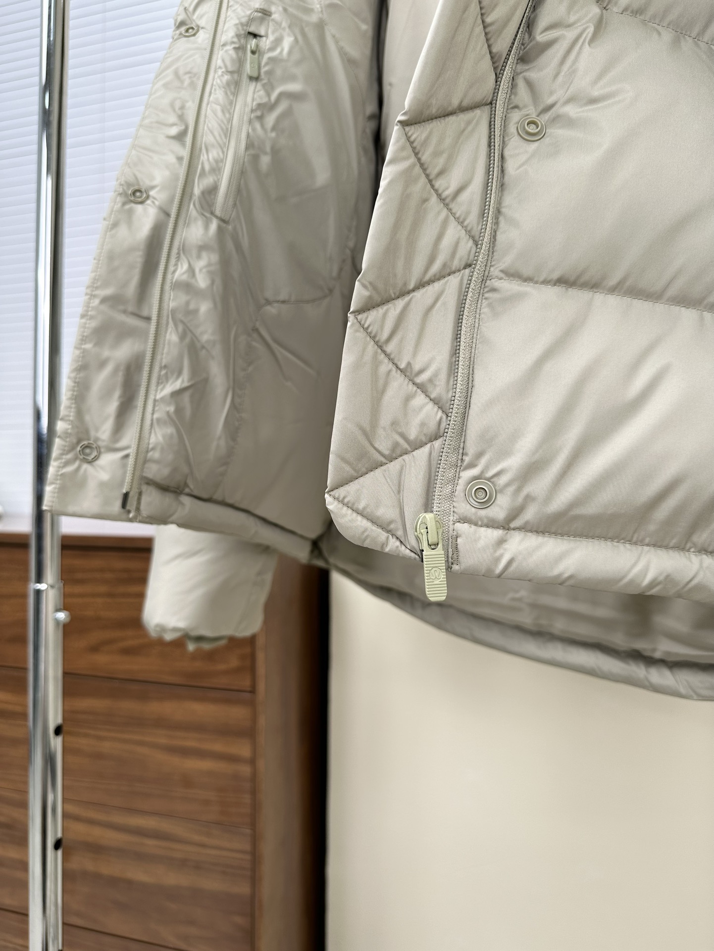 💰580【顶级版本】
𝐋𝐮𝐥𝐮𝐥𝐞𝐦𝐨𝐧 𝐖𝐮𝐧𝐝𝐞𝐫 𝐏𝐮𝐟𝐟 五格 泡芙羽绒服
颜色:黑色 骨白 电光紫 亚麻 咖啡 森林绿 粘土粉
尺码 2码 4码 6码 8码 10码
❶面料:原版定织定染,面料有两个颜色需要不同光线角度看,区别市面通货替代布染出来的只有一个色并存色差非常大!
❷填充:五格采新国标80纯白白鸭绒280克左右
❸辅料:logo采用硅胶非市面塑胶,扣子拉链颜色跟布色定染,原版开发三标齐全,注意⚠️市面很多青岛 广州货都是公版自印,拉链水洗标领标没有logo!
❹做工:国内知名运动品牌代工厂拥有十多条生产线,私下开发两条线生产线给我们加工,大厂品控严格可以放心主推。