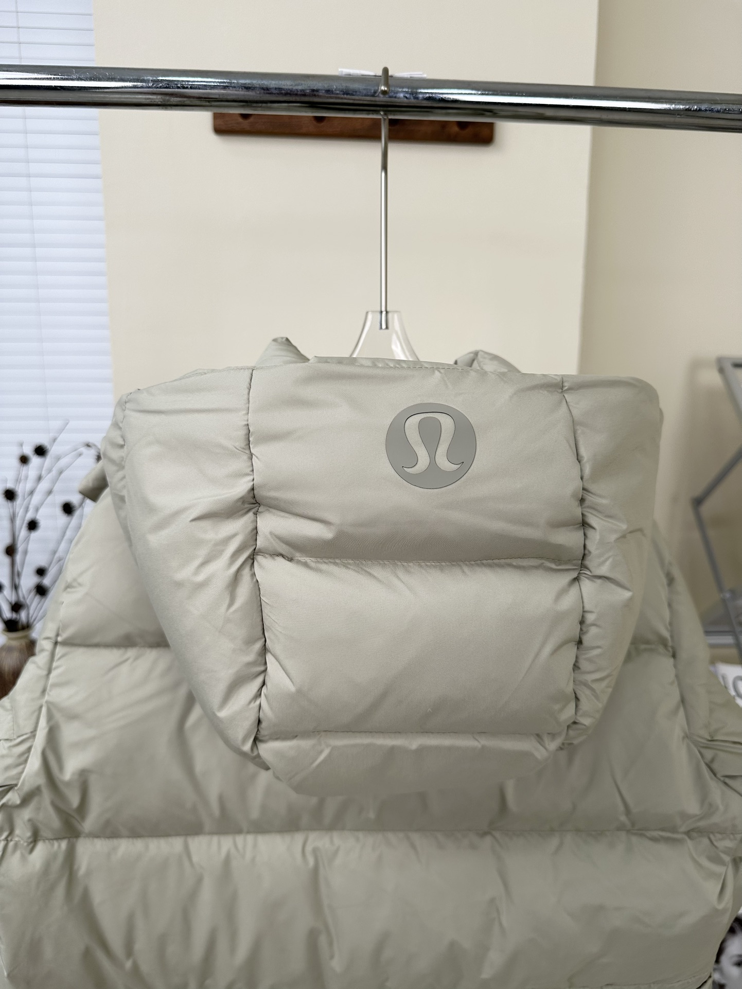 💰580【顶级版本】
𝐋𝐮𝐥𝐮𝐥𝐞𝐦𝐨𝐧 𝐖𝐮𝐧𝐝𝐞𝐫 𝐏𝐮𝐟𝐟 五格 泡芙羽绒服
颜色:黑色 骨白 电光紫 亚麻 咖啡 森林绿 粘土粉
尺码 2码 4码 6码 8码 10码
❶面料:原版定织定染,面料有两个颜色需要不同光线角度看,区别市面通货替代布染出来的只有一个色并存色差非常大!
❷填充:五格采新国标80纯白白鸭绒280克左右
❸辅料:logo采用硅胶非市面塑胶,扣子拉链颜色跟布色定染,原版开发三标齐全,注意⚠️市面很多青岛 广州货都是公版自印,拉链水洗标领标没有logo!
❹做工:国内知名运动品牌代工厂拥有十多条生产线,私下开发两条线生产线给我们加工,大厂品控严格可以放心主推。