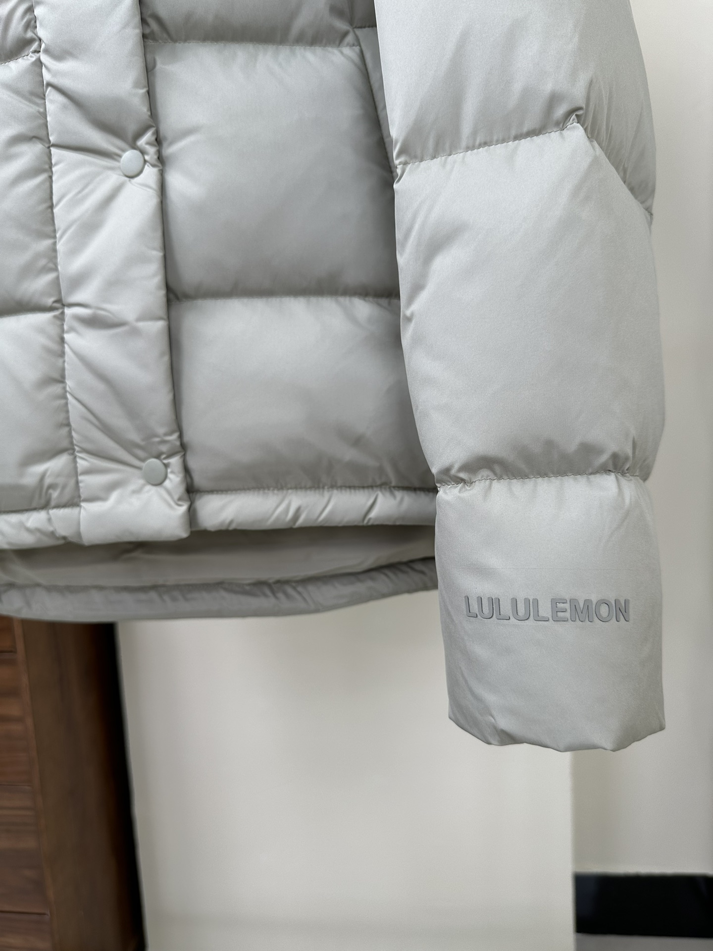 💰580【顶级版本】
𝐋𝐮𝐥𝐮𝐥𝐞𝐦𝐨𝐧 𝐖𝐮𝐧𝐝𝐞𝐫 𝐏𝐮𝐟𝐟 五格 泡芙羽绒服
颜色:黑色 骨白 电光紫 亚麻 咖啡 森林绿 粘土粉
尺码 2码 4码 6码 8码 10码
❶面料:原版定织定染,面料有两个颜色需要不同光线角度看,区别市面通货替代布染出来的只有一个色并存色差非常大!
❷填充:五格采新国标80纯白白鸭绒280克左右
❸辅料:logo采用硅胶非市面塑胶,扣子拉链颜色跟布色定染,原版开发三标齐全,注意⚠️市面很多青岛 广州货都是公版自印,拉链水洗标领标没有logo!
❹做工:国内知名运动品牌代工厂拥有十多条生产线,私下开发两条线生产线给我们加工,大厂品控严格可以放心主推。