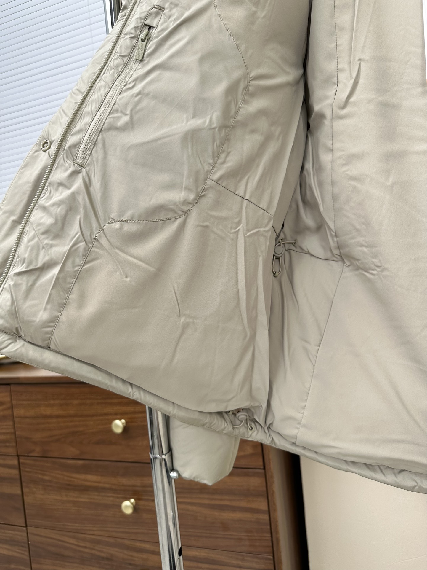 💰580【顶级版本】
𝐋𝐮𝐥𝐮𝐥𝐞𝐦𝐨𝐧 𝐖𝐮𝐧𝐝𝐞𝐫 𝐏𝐮𝐟𝐟 五格 泡芙羽绒服
颜色:黑色 骨白 电光紫 亚麻 咖啡 森林绿 粘土粉
尺码 2码 4码 6码 8码 10码
❶面料:原版定织定染,面料有两个颜色需要不同光线角度看,区别市面通货替代布染出来的只有一个色并存色差非常大!
❷填充:五格采新国标80纯白白鸭绒280克左右
❸辅料:logo采用硅胶非市面塑胶,扣子拉链颜色跟布色定染,原版开发三标齐全,注意⚠️市面很多青岛 广州货都是公版自印,拉链水洗标领标没有logo!
❹做工:国内知名运动品牌代工厂拥有十多条生产线,私下开发两条线生产线给我们加工,大厂品控严格可以放心主推。