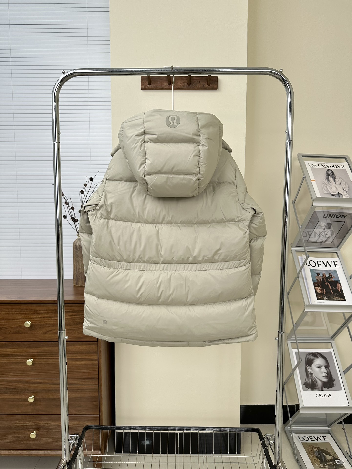 💰580【顶级版本】
𝐋𝐮𝐥𝐮𝐥𝐞𝐦𝐨𝐧 𝐖𝐮𝐧𝐝𝐞𝐫 𝐏𝐮𝐟𝐟 五格 泡芙羽绒服
颜色:黑色 骨白 电光紫 亚麻 咖啡 森林绿 粘土粉
尺码 2码 4码 6码 8码 10码
❶面料:原版定织定染,面料有两个颜色需要不同光线角度看,区别市面通货替代布染出来的只有一个色并存色差非常大!
❷填充:五格采新国标80纯白白鸭绒280克左右
❸辅料:logo采用硅胶非市面塑胶,扣子拉链颜色跟布色定染,原版开发三标齐全,注意⚠️市面很多青岛 广州货都是公版自印,拉链水洗标领标没有logo!
❹做工:国内知名运动品牌代工厂拥有十多条生产线,私下开发两条线生产线给我们加工,大厂品控严格可以放心主推。