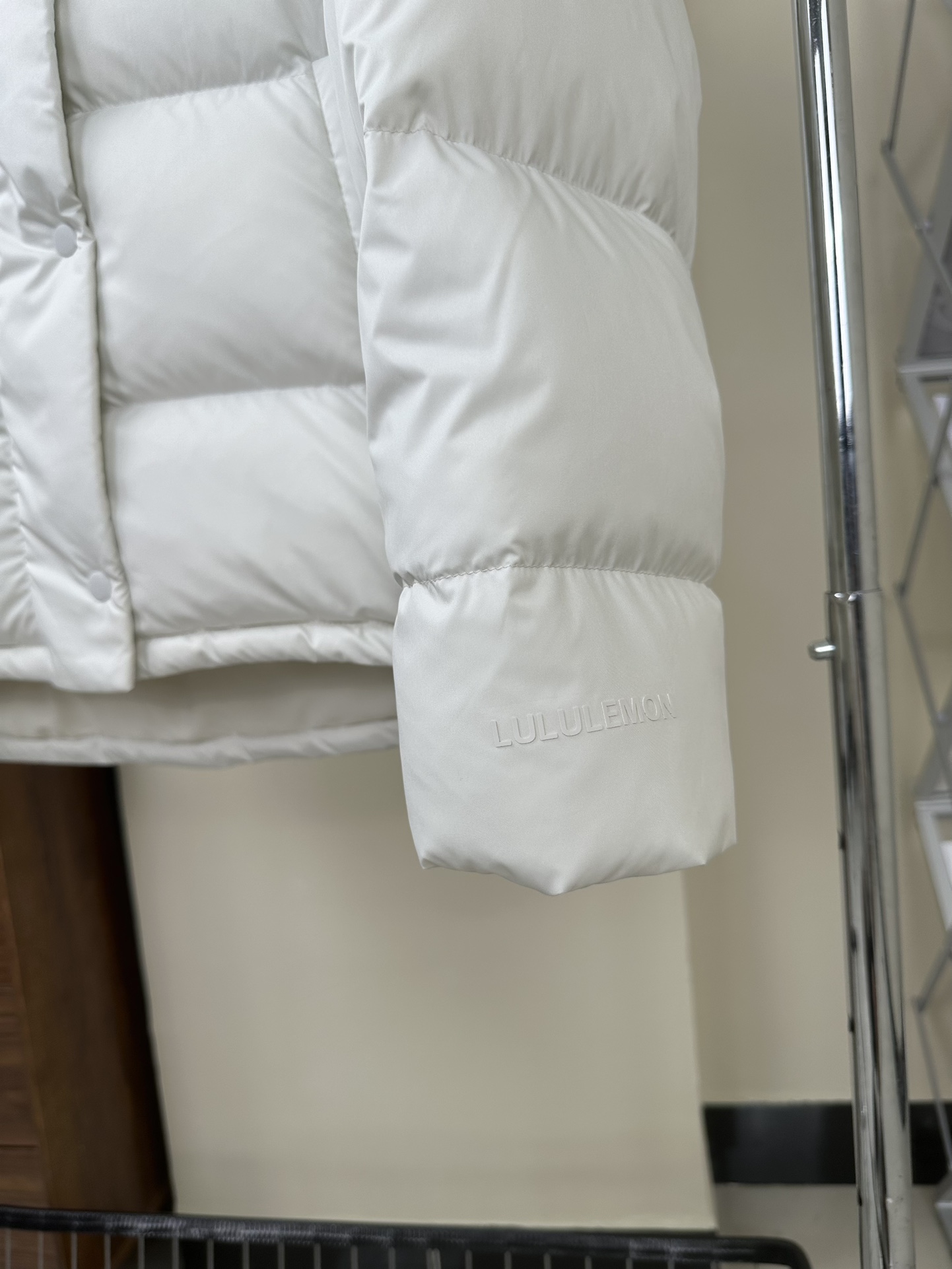 💰580【顶级版本】
𝐋𝐮𝐥𝐮𝐥𝐞𝐦𝐨𝐧 𝐖𝐮𝐧𝐝𝐞𝐫 𝐏𝐮𝐟𝐟 五格 泡芙羽绒服
颜色:黑色 骨白 电光紫 亚麻 咖啡 森林绿 粘土粉
尺码 2码 4码 6码 8码 10码
❶面料:原版定织定染,面料有两个颜色需要不同光线角度看,区别市面通货替代布染出来的只有一个色并存色差非常大!
❷填充:五格采新国标80纯白白鸭绒280克左右
❸辅料:logo采用硅胶非市面塑胶,扣子拉链颜色跟布色定染,原版开发三标齐全,注意⚠️市面很多青岛 广州货都是公版自印,拉链水洗标领标没有logo!
❹做工:国内知名运动品牌代工厂拥有十多条生产线,私下开发两条线生产线给我们加工,大厂品控严格可以放心主推。