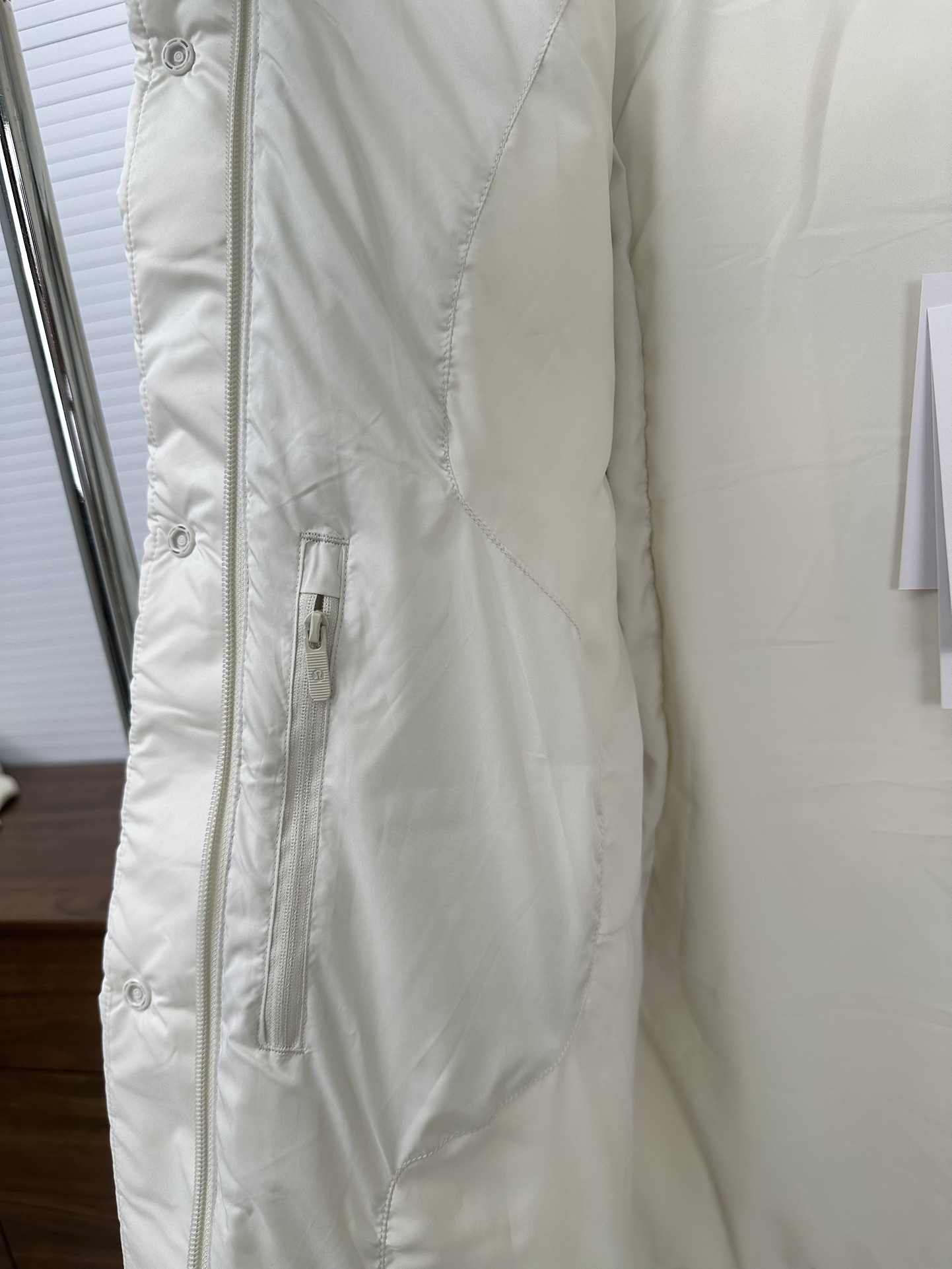 💰580【顶级版本】
𝐋𝐮𝐥𝐮𝐥𝐞𝐦𝐨𝐧 𝐖𝐮𝐧𝐝𝐞𝐫 𝐏𝐮𝐟𝐟 五格 泡芙羽绒服
颜色:黑色 骨白 电光紫 亚麻 咖啡 森林绿 粘土粉
尺码 2码 4码 6码 8码 10码
❶面料:原版定织定染,面料有两个颜色需要不同光线角度看,区别市面通货替代布染出来的只有一个色并存色差非常大!
❷填充:五格采新国标80纯白白鸭绒280克左右
❸辅料:logo采用硅胶非市面塑胶,扣子拉链颜色跟布色定染,原版开发三标齐全,注意⚠️市面很多青岛 广州货都是公版自印,拉链水洗标领标没有logo!
❹做工:国内知名运动品牌代工厂拥有十多条生产线,私下开发两条线生产线给我们加工,大厂品控严格可以放心主推。