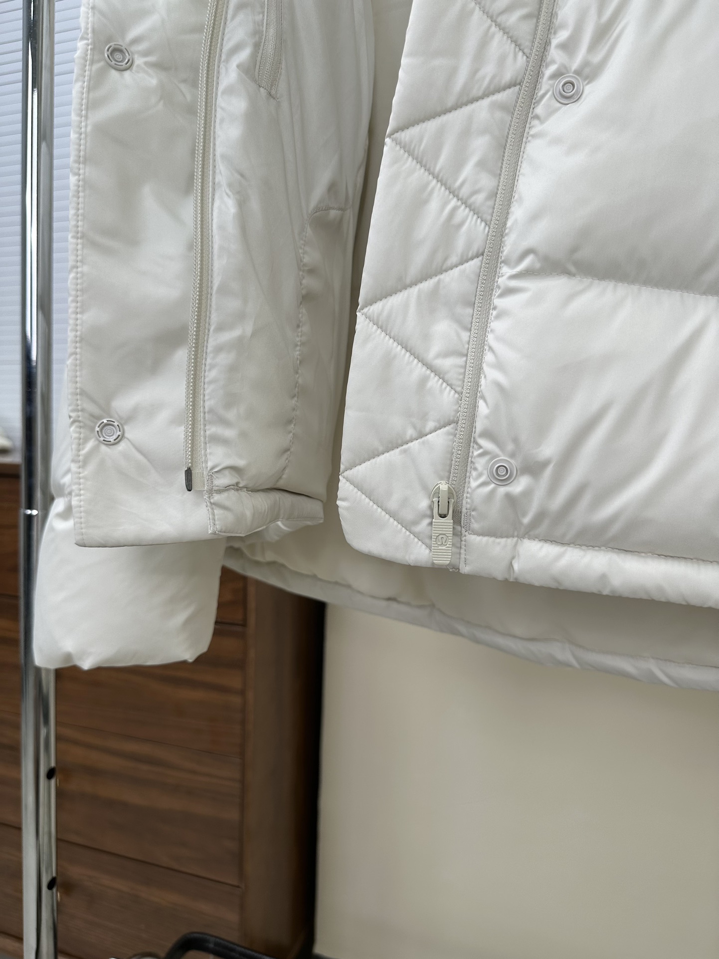 💰580【顶级版本】
𝐋𝐮𝐥𝐮𝐥𝐞𝐦𝐨𝐧 𝐖𝐮𝐧𝐝𝐞𝐫 𝐏𝐮𝐟𝐟 五格 泡芙羽绒服
颜色:黑色 骨白 电光紫 亚麻 咖啡 森林绿 粘土粉
尺码 2码 4码 6码 8码 10码
❶面料:原版定织定染,面料有两个颜色需要不同光线角度看,区别市面通货替代布染出来的只有一个色并存色差非常大!
❷填充:五格采新国标80纯白白鸭绒280克左右
❸辅料:logo采用硅胶非市面塑胶,扣子拉链颜色跟布色定染,原版开发三标齐全,注意⚠️市面很多青岛 广州货都是公版自印,拉链水洗标领标没有logo!
❹做工:国内知名运动品牌代工厂拥有十多条生产线,私下开发两条线生产线给我们加工,大厂品控严格可以放心主推。