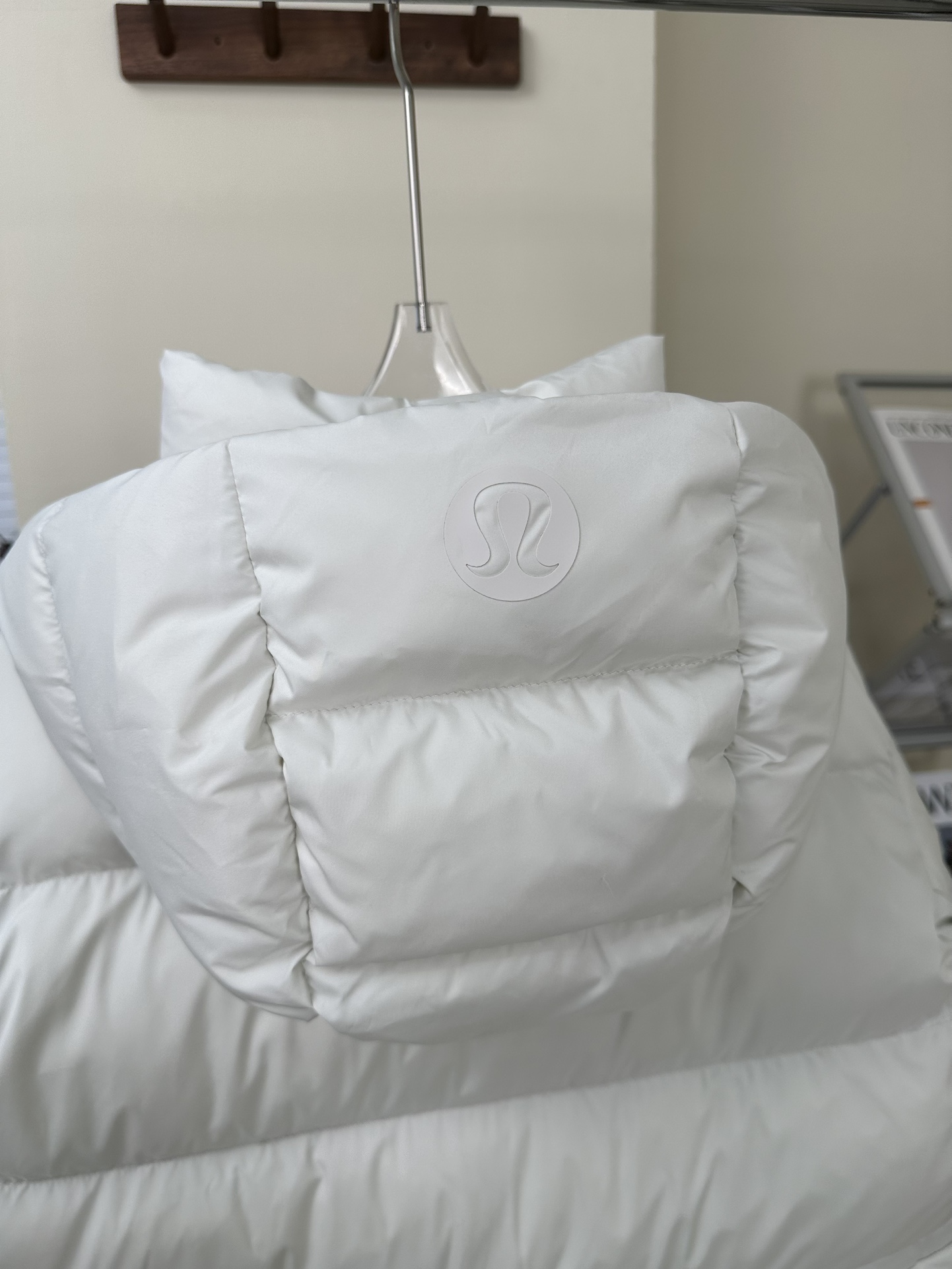 💰580【顶级版本】
𝐋𝐮𝐥𝐮𝐥𝐞𝐦𝐨𝐧 𝐖𝐮𝐧𝐝𝐞𝐫 𝐏𝐮𝐟𝐟 五格 泡芙羽绒服
颜色:黑色 骨白 电光紫 亚麻 咖啡 森林绿 粘土粉
尺码 2码 4码 6码 8码 10码
❶面料:原版定织定染,面料有两个颜色需要不同光线角度看,区别市面通货替代布染出来的只有一个色并存色差非常大!
❷填充:五格采新国标80纯白白鸭绒280克左右
❸辅料:logo采用硅胶非市面塑胶,扣子拉链颜色跟布色定染,原版开发三标齐全,注意⚠️市面很多青岛 广州货都是公版自印,拉链水洗标领标没有logo!
❹做工:国内知名运动品牌代工厂拥有十多条生产线,私下开发两条线生产线给我们加工,大厂品控严格可以放心主推。