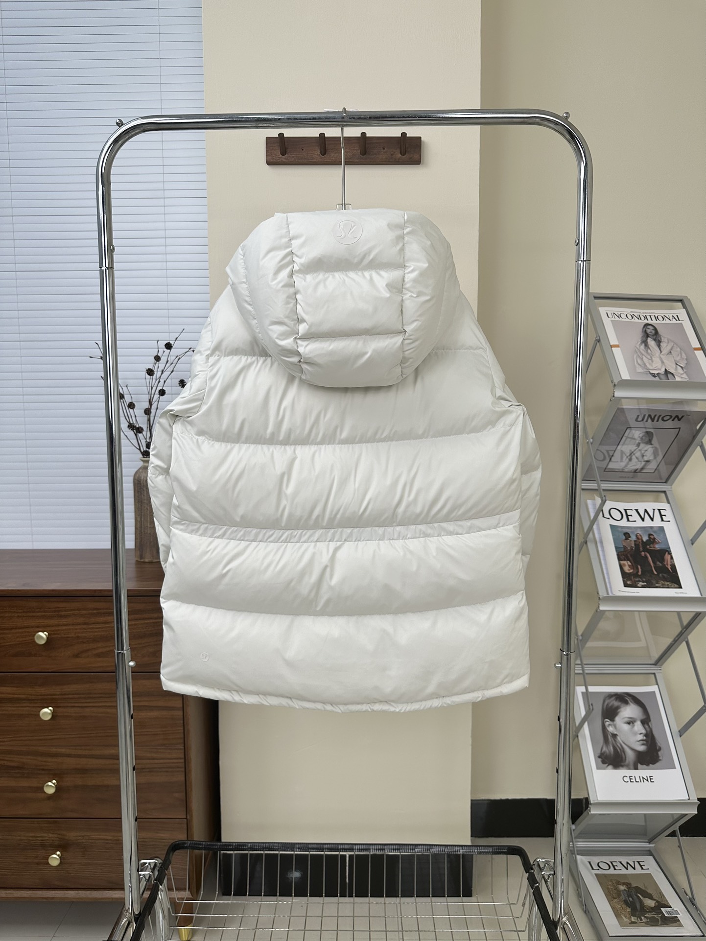 💰580【顶级版本】
𝐋𝐮𝐥𝐮𝐥𝐞𝐦𝐨𝐧 𝐖𝐮𝐧𝐝𝐞𝐫 𝐏𝐮𝐟𝐟 五格 泡芙羽绒服
颜色:黑色 骨白 电光紫 亚麻 咖啡 森林绿 粘土粉
尺码 2码 4码 6码 8码 10码
❶面料:原版定织定染,面料有两个颜色需要不同光线角度看,区别市面通货替代布染出来的只有一个色并存色差非常大!
❷填充:五格采新国标80纯白白鸭绒280克左右
❸辅料:logo采用硅胶非市面塑胶,扣子拉链颜色跟布色定染,原版开发三标齐全,注意⚠️市面很多青岛 广州货都是公版自印,拉链水洗标领标没有logo!
❹做工:国内知名运动品牌代工厂拥有十多条生产线,私下开发两条线生产线给我们加工,大厂品控严格可以放心主推。