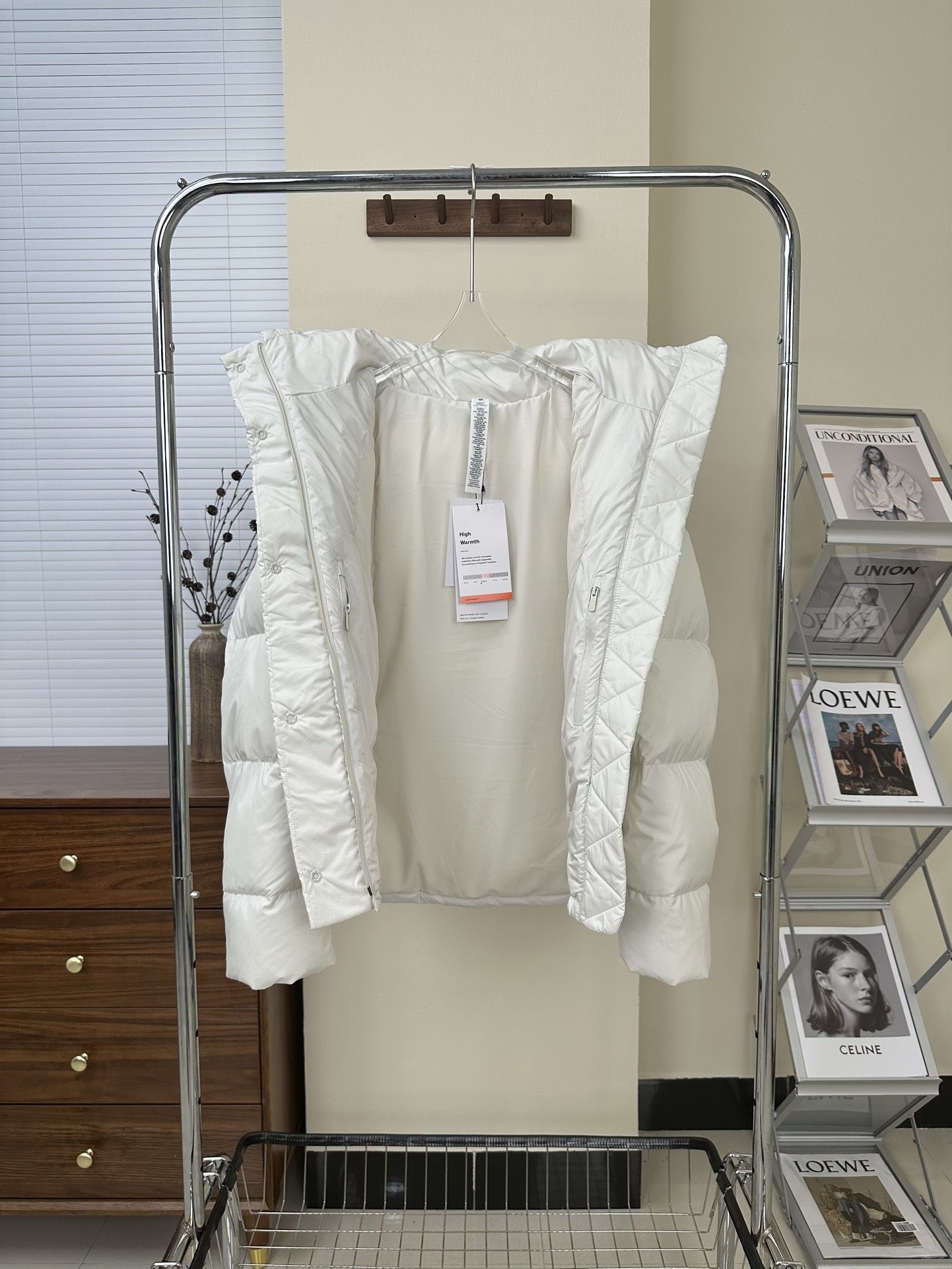 💰580【顶级版本】
𝐋𝐮𝐥𝐮𝐥𝐞𝐦𝐨𝐧 𝐖𝐮𝐧𝐝𝐞𝐫 𝐏𝐮𝐟𝐟 五格 泡芙羽绒服
颜色:黑色 骨白 电光紫 亚麻 咖啡 森林绿 粘土粉
尺码 2码 4码 6码 8码 10码
❶面料:原版定织定染,面料有两个颜色需要不同光线角度看,区别市面通货替代布染出来的只有一个色并存色差非常大!
❷填充:五格采新国标80纯白白鸭绒280克左右
❸辅料:logo采用硅胶非市面塑胶,扣子拉链颜色跟布色定染,原版开发三标齐全,注意⚠️市面很多青岛 广州货都是公版自印,拉链水洗标领标没有logo!
❹做工:国内知名运动品牌代工厂拥有十多条生产线,私下开发两条线生产线给我们加工,大厂品控严格可以放心主推。