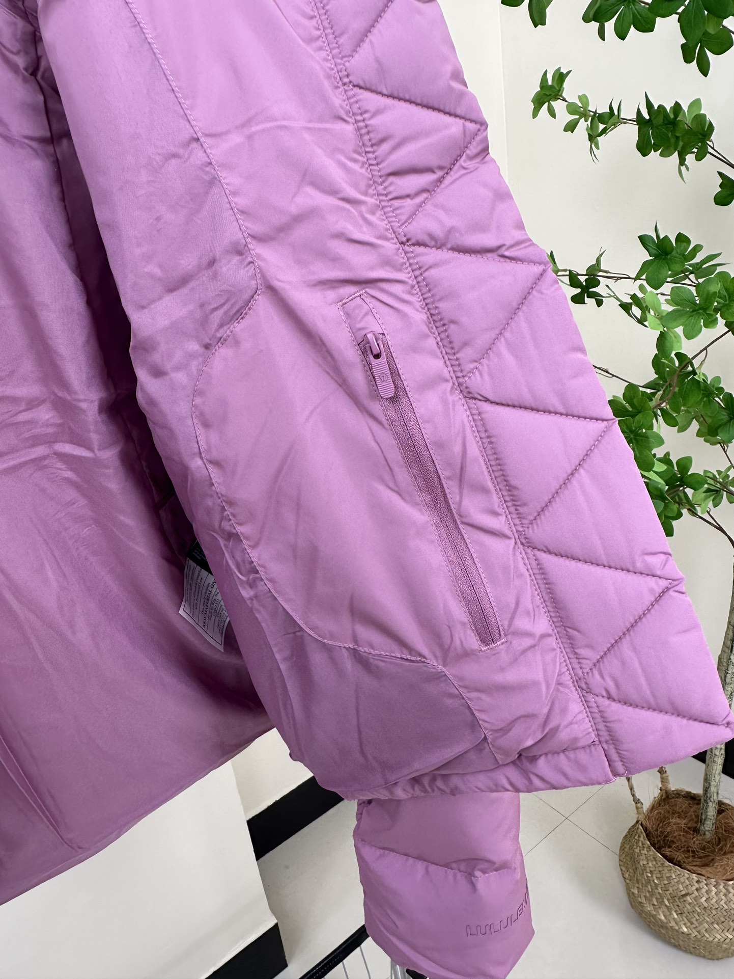 💰500【顶级版本】
𝐋𝐮𝐥𝐮𝐥𝐞𝐦𝐨𝐧 𝐖𝐮𝐧𝐝𝐞𝐫 𝐏𝐮𝐟𝐟 四格羽绒服

颜色：黑色 象牙白 亚麻 丝绒粉

尺码 4码 6码 8码 10码

好东西不需要文案！


