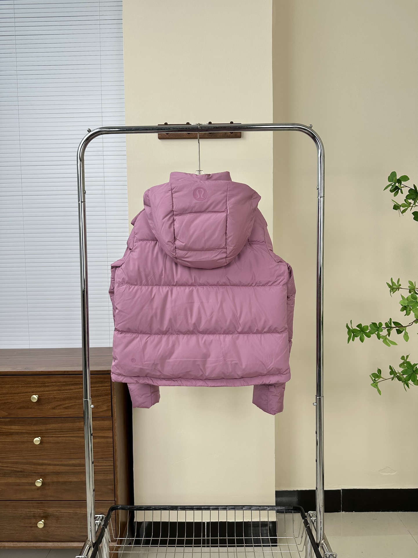 💰500【顶级版本】
𝐋𝐮𝐥𝐮𝐥𝐞𝐦𝐨𝐧 𝐖𝐮𝐧𝐝𝐞𝐫 𝐏𝐮𝐟𝐟 四格羽绒服

颜色：黑色 象牙白 亚麻 丝绒粉

尺码 4码 6码 8码 10码

好东西不需要文案！


