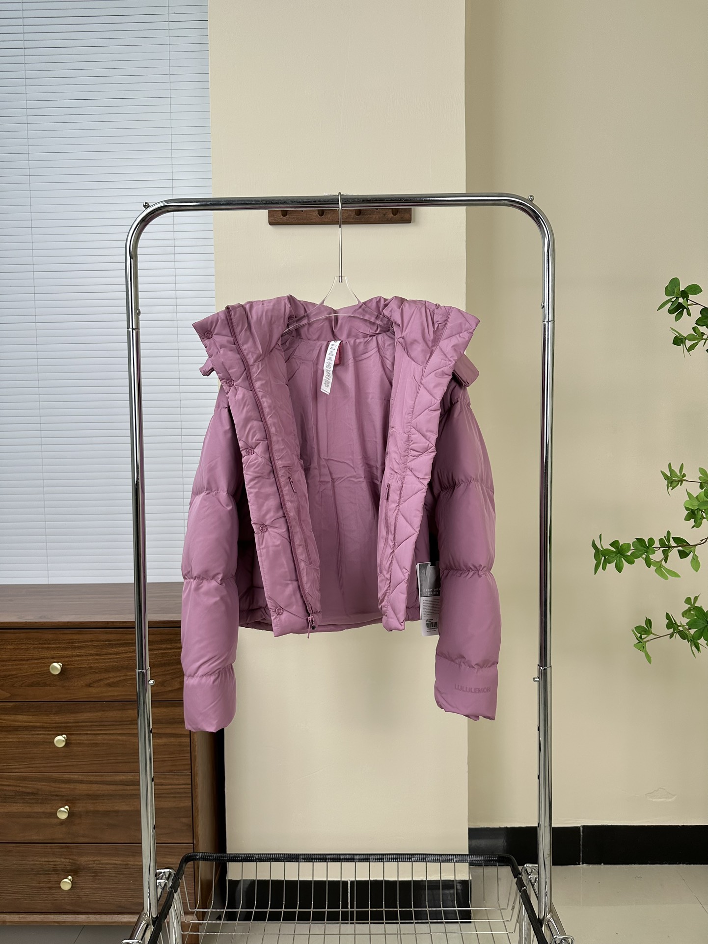 💰500【顶级版本】
𝐋𝐮𝐥𝐮𝐥𝐞𝐦𝐨𝐧 𝐖𝐮𝐧𝐝𝐞𝐫 𝐏𝐮𝐟𝐟 四格羽绒服

颜色：黑色 象牙白 亚麻 丝绒粉

尺码 4码 6码 8码 10码

好东西不需要文案！


