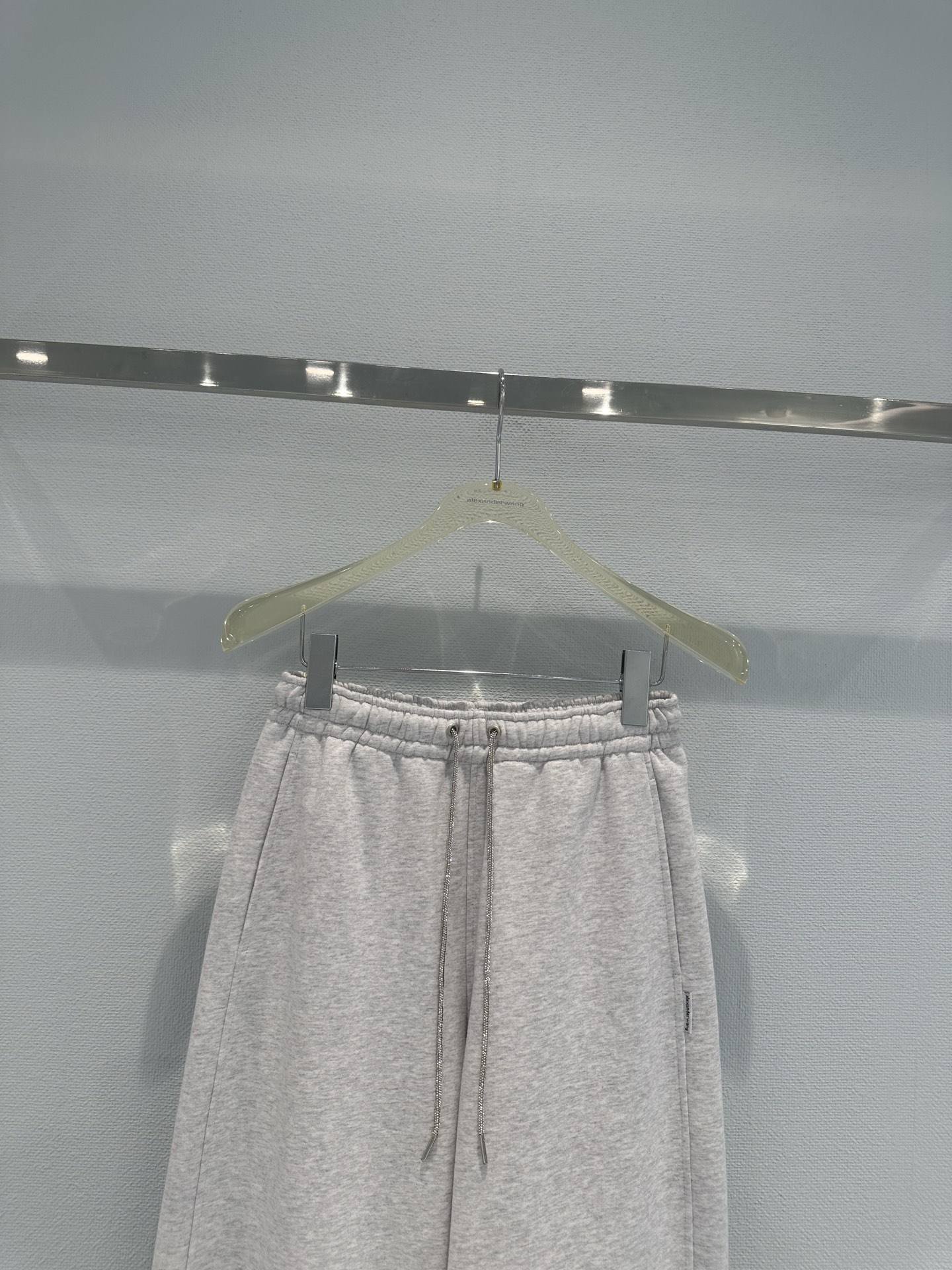 מכנסי טרנינג רחבים לנשים Alexander Wang עם שרוך מנצנץ - נוחות וסטייל 3 i1757747268286 9458 0 2
