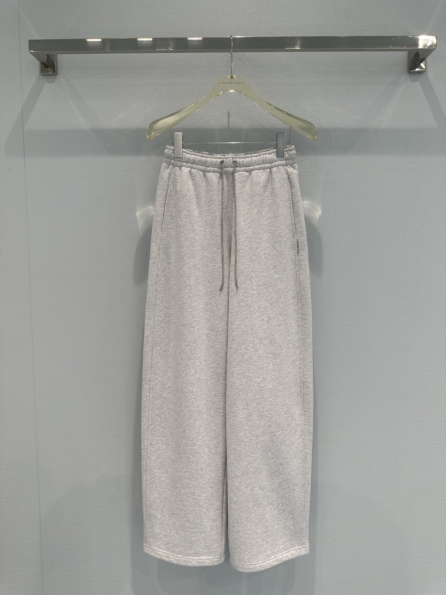 מכנסי טרנינג רחבים לנשים Alexander Wang עם שרוך מנצנץ - נוחות וסטייל 4 i1757747270426 9072 0 1
