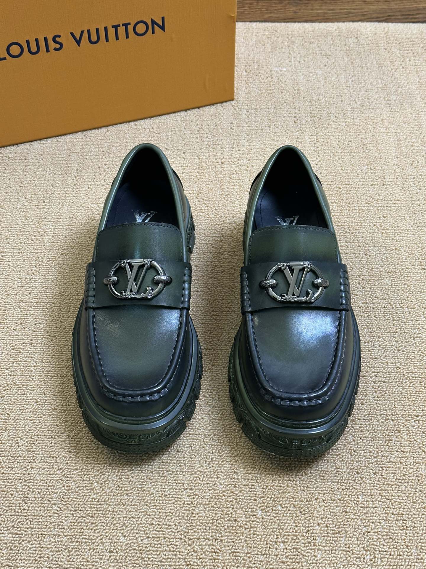 Lv real*—Louis: versión alta. Disponible simultáneamente en mostradores. La parte superior está hecha de piel de vaca i…