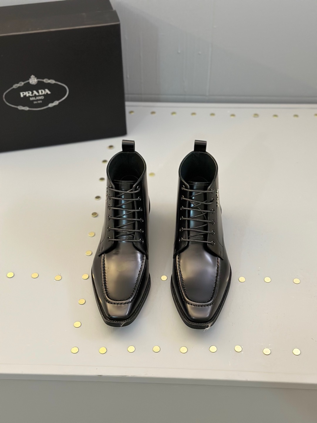 NO:270293,Prada/Prada New men's high-top lace-up casual sports shoes Imported Napa cowhide upper Upper stitching layered design, lightweight and breathable, soft and comfortable The tongue and sides are decorated with PRADA letter badges, which have a unique sporty style, showing the brand style, Lightweight concave and convex patterned rubber sole, lightweight and heightened by about 4.5CM, Paired with silver-label cowhide foot pad fabric cotton inner, excellent foot feeling, fashionable and atmospheric, with full original packaging!  Size 39-40-41-42-43-44 (38.45. Custom made) leather shoes sizes, prada, prada, sneakers, cowhide19860909Prada/普拉达 新款男士高帮系带休闲运动鞋 进口纳帕牛皮鞋面 鞋面缝线层次设计感 轻盈透气 柔软舒适 鞋舌及侧面饰以PRADA字母徽章 颇具与众不同的运动风范 尽显品牌格调 轻质凹凸花纹橡胶鞋底 轻盈且增高约4.5CM 搭配银标牛皮垫脚织物棉内里 脚感极佳 时尚大气 配全套原包装！ 尺码39-40-41-42-43-44（38.45. 订做）皮鞋尺码,,prada,prada,sneakers,cowhide,Men's shoes