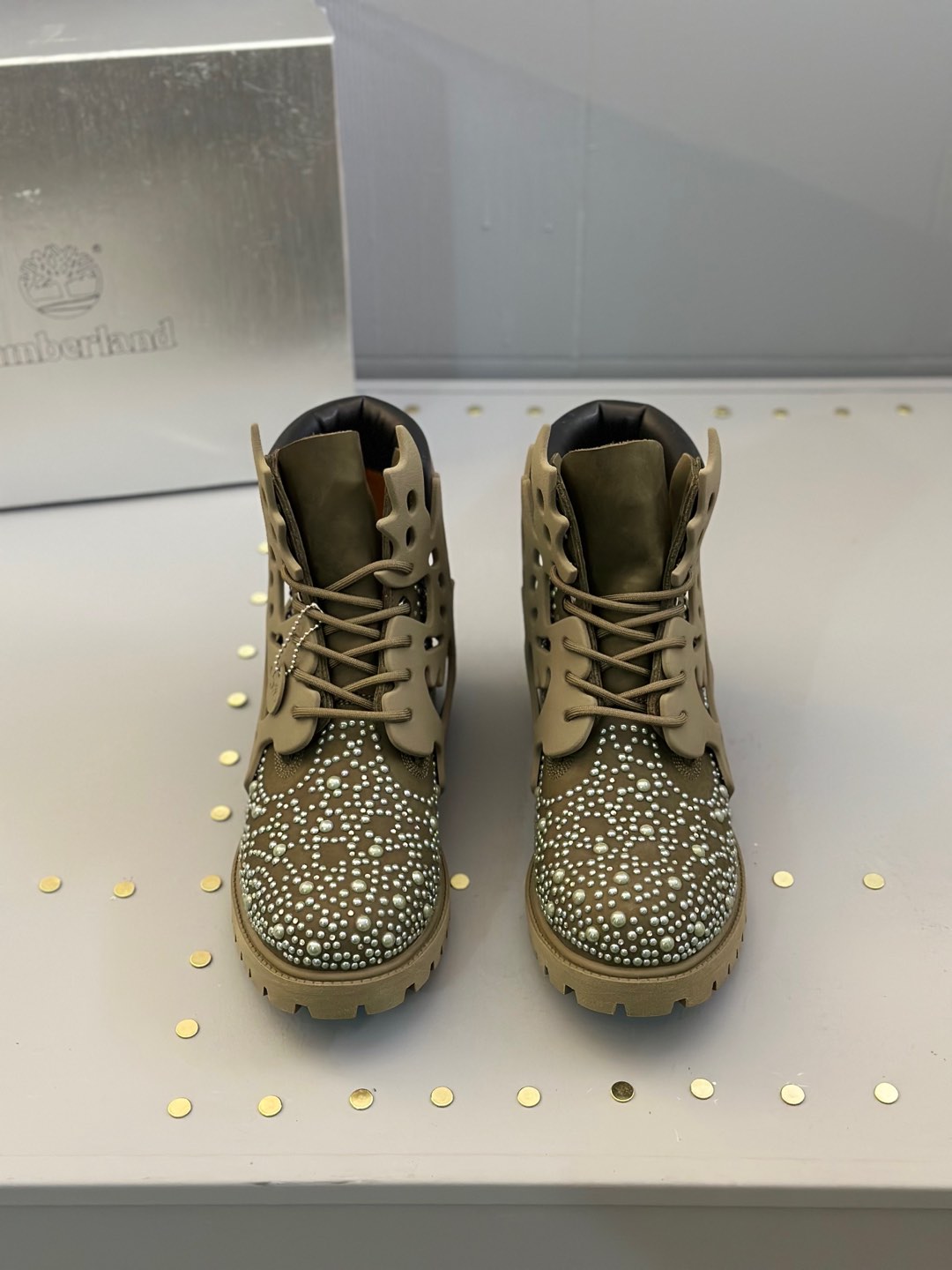 NO:270837,Don't have a mask less than 20 Timberland Early autumn Tianbolan Big yellow boots, pearls and diamonds are popular. Couple style. Many celebrities are on their feet. Multiple sets of outfits. Limited autumn and winter styles. The counter is very difficult to buy. This will be the first explosive version that triggers early autumn. It deserves to have a unique fashion and trendy style. It is highly recommended to buy. Fabric matte leather, inner cowhide, big bottom two-color rubber, heel height 5 cm. 35-45,,boots,cowhide19860909不要面罩少20 Timberland 早秋 添柏岚 大黄靴,珍珠和钻石点缀爆款 情侣款 众多明星上脚 多组穿搭 秋冬限定款 专柜非常难买这将是引爆早秋的第一款爆版 值得拥有独具时尚潮流领先风格 强烈推荐入手 面料磨砂皮 内里牛皮 大底双色橡胶 跟高 5 cm 码数35-45,,boots,cowhide,Men's shoes