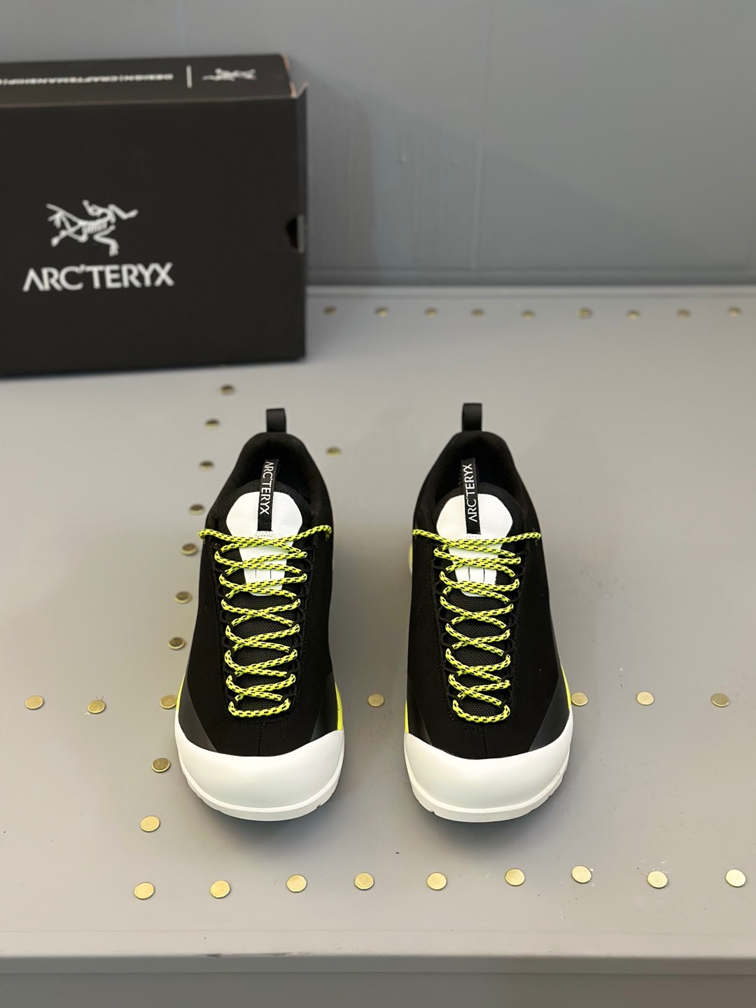 NO:271355,Archaeopteryx's new shoes have finally been officially launched recently and have been released in Europe and the United States. The Vertex Alpine model is paired with a double midsole, which has good comfort and stability. The upper is Cordura material, and the outsole uses Vibram's XS Flash 2 technology to enhance durability without affecting the convenience and breathability of sports. The overall model still has a comfortable moccasin-style suit model Vertex Alpine size 38-45 (customized for 38 and 45), loro pianaarc'teryx19860909始祖鸟全新鞋款 终于在近期正式上线了,目前已经登陆欧美等地进行发布! Vertex Alpine型号搭配双中底,有着不错的舒适性和稳定性,其鞋面采用 Cordura材料,外底采用Vibram 的 XS Flash 2 技术以增强耐用性,同时又不会影响运动的便利性和透气性. 整体依旧拥有舒适的莫卡辛式套型 型号 Vertex Alpine 码数38-45（38、45订做）,,loro pianaarc'teryx,Men's shoes