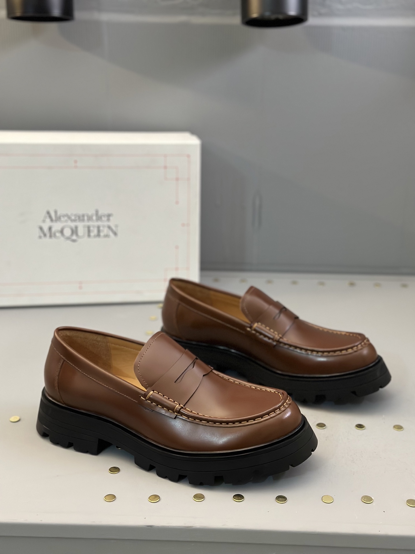 - Nuevo - MQ McQueen 2025 nuevos zapatos derby de cuero para hombre, compró la réplica exacta origin