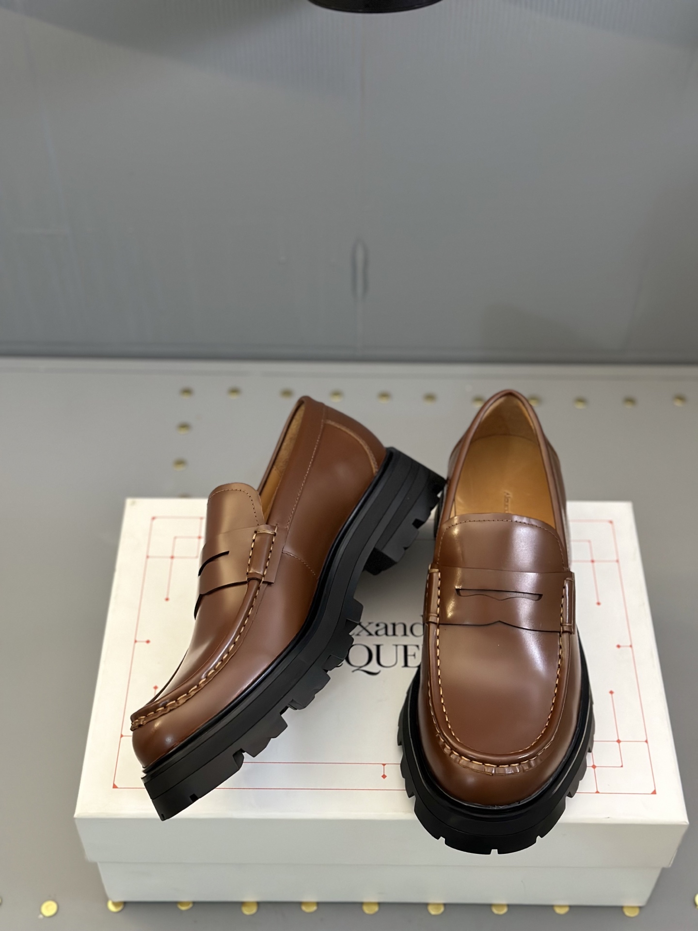 - Nuevo - MQ McQueen 2025 nuevos zapatos derby de cuero para hombre, compró la réplica exacta origin