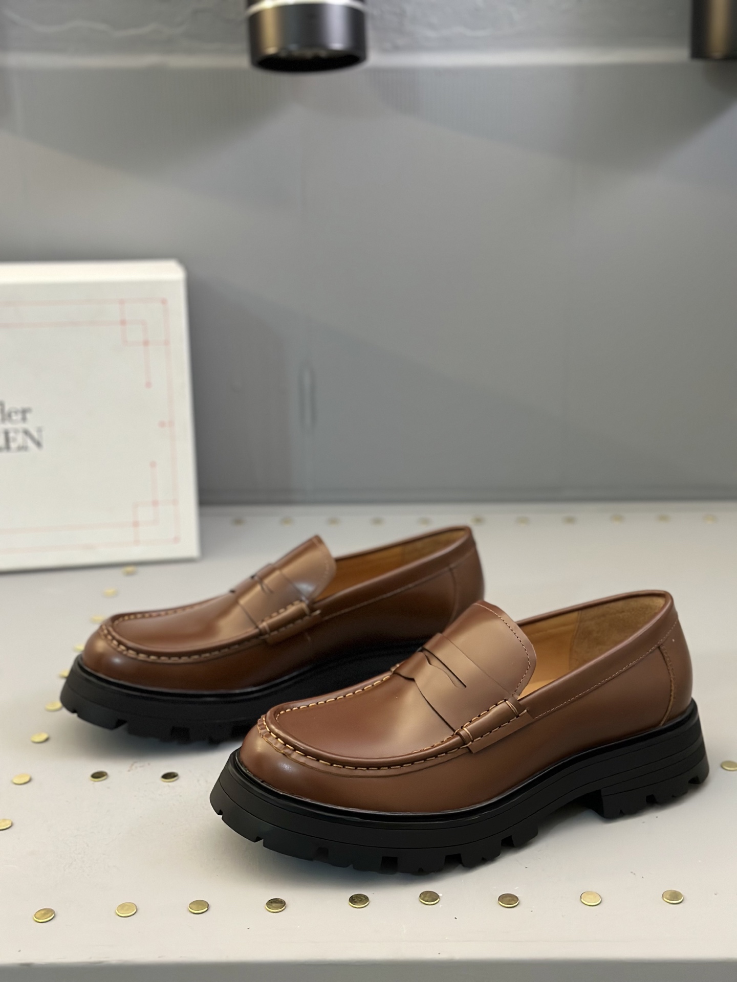 - Nuevo - MQ McQueen 2025 nuevos zapatos derby de cuero para hombre, compró la réplica exacta origin