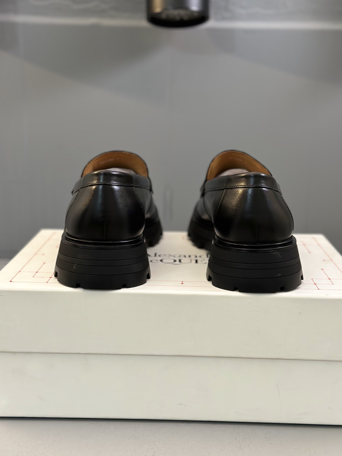 - Nuevo - MQ McQueen 2025 nuevos zapatos derby de cuero para hombre, compró la réplica exacta origin