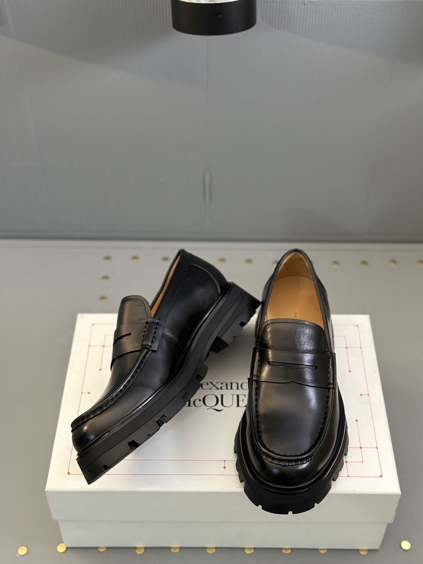 - Nuevo - MQ McQueen 2025 nuevos zapatos derby de cuero para hombre, compró la réplica exacta origin