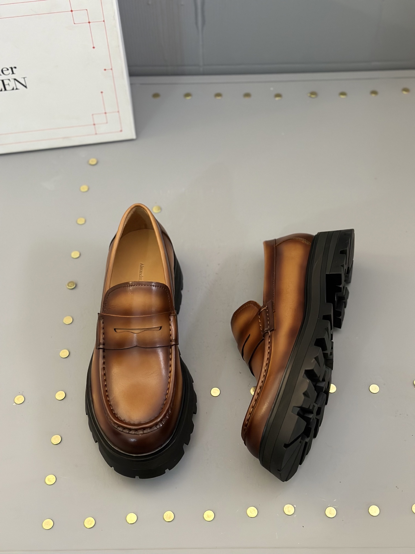 - Nuevo - MQ McQueen 2025 nuevos zapatos derby de cuero para hombre, compró la réplica exacta origin