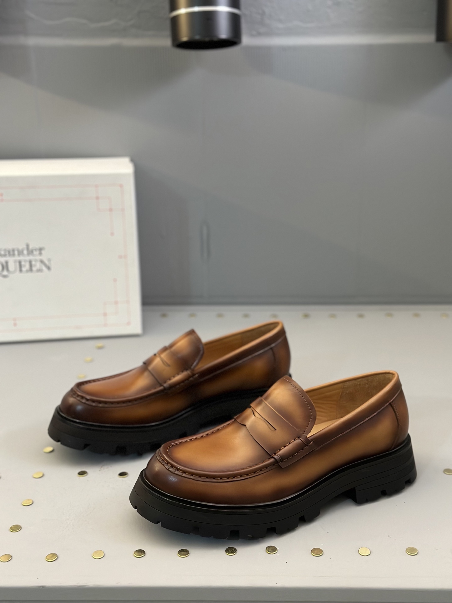 - Nuevo - MQ McQueen 2025 nuevos zapatos derby de cuero para hombre, compró la réplica exacta origin