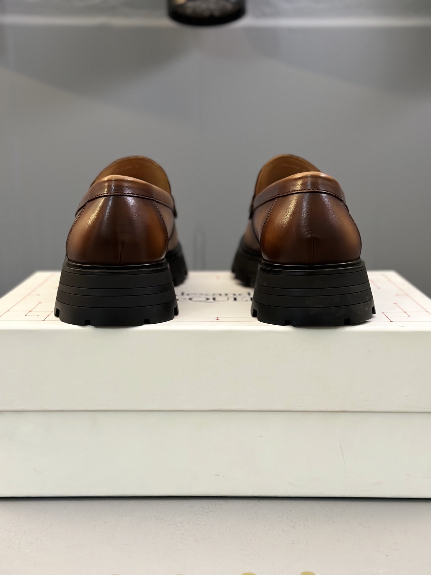 - Nuevo - MQ McQueen 2025 nuevos zapatos derby de cuero para hombre, compró la réplica exacta origin