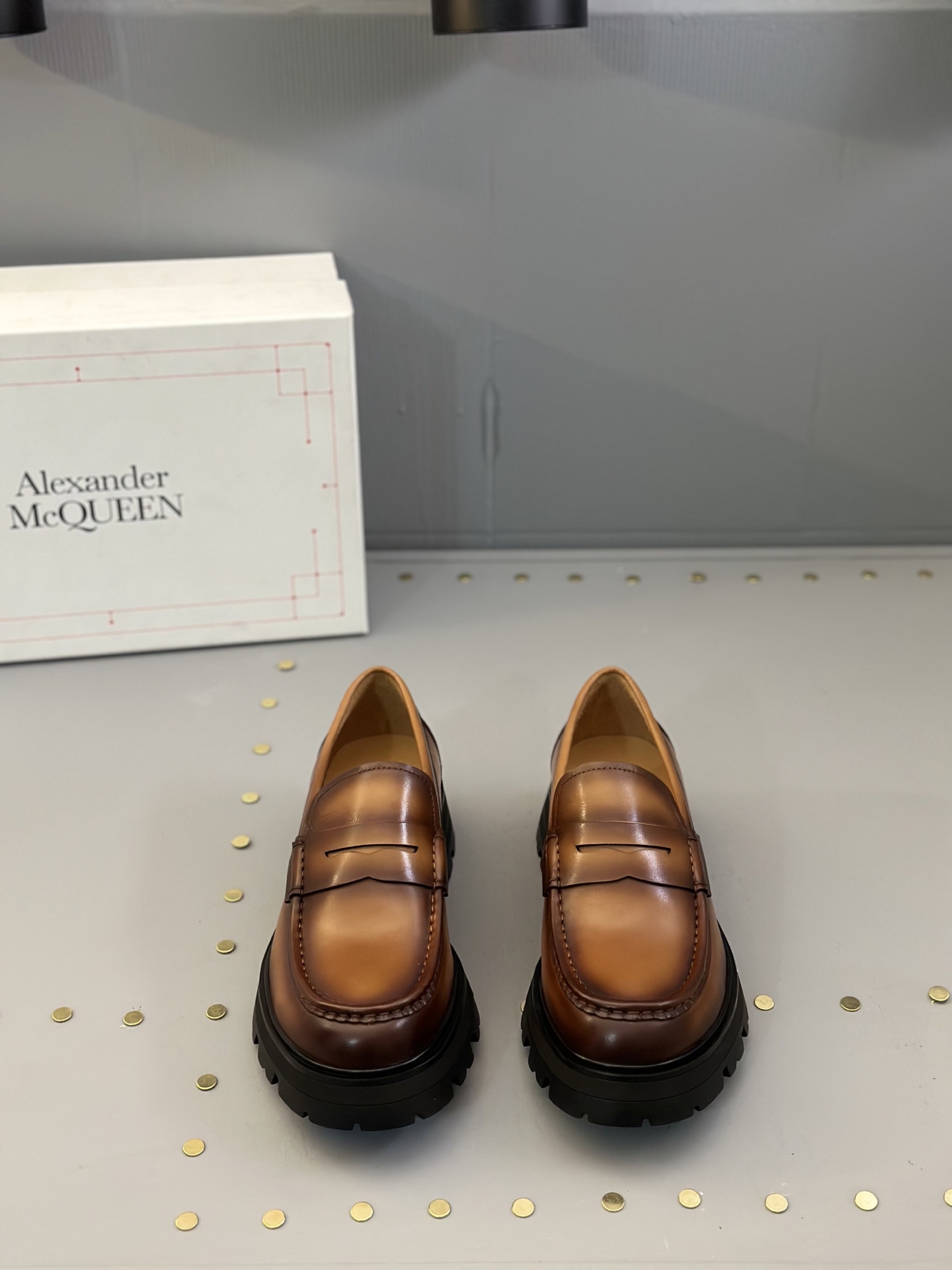 - Nuevo - MQ McQueen 2025 nuevos zapatos derby de cuero para hombre, compró la réplica exacta origin