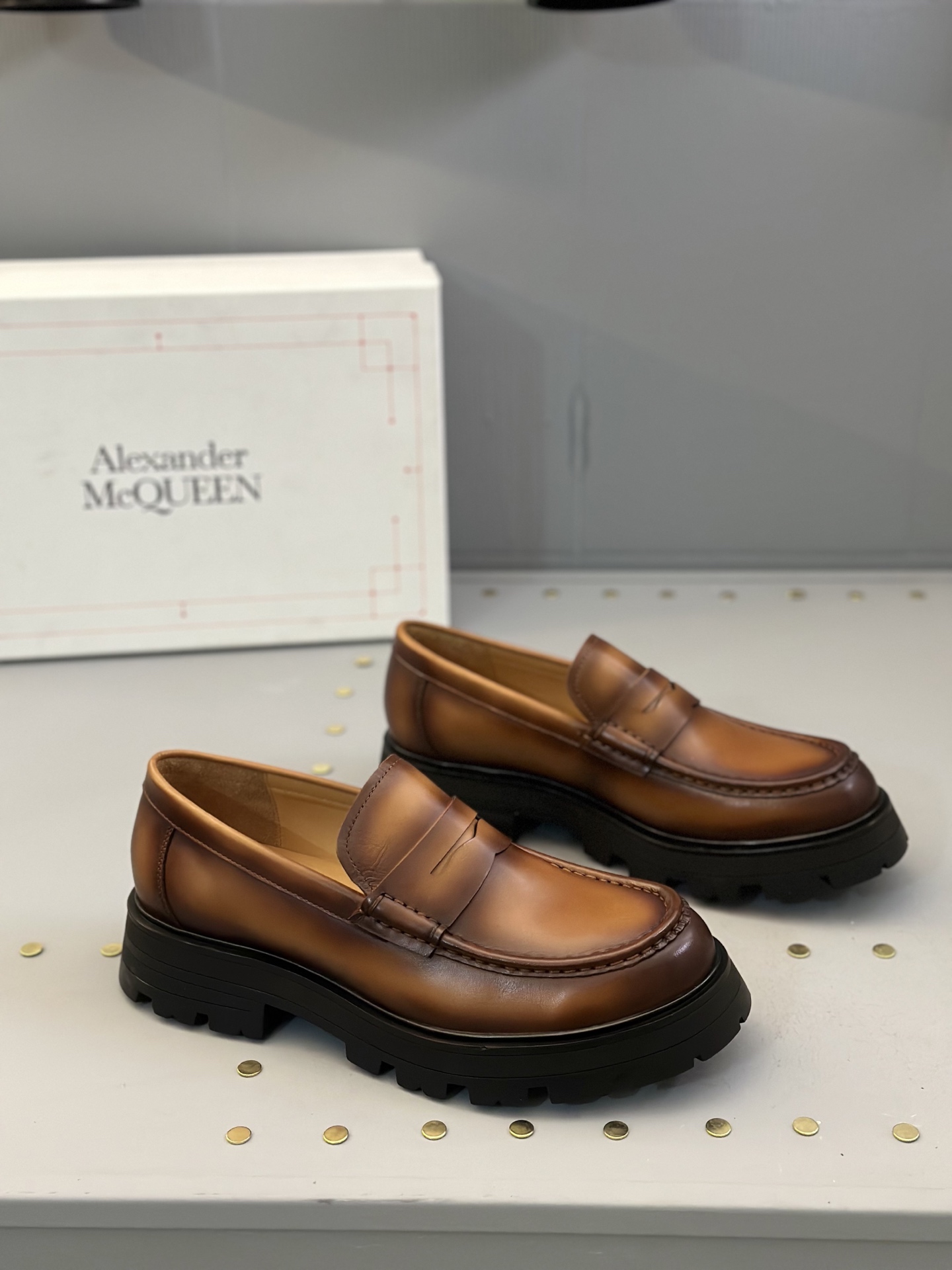 - Nuevo - MQ McQueen 2025 nuevos zapatos derby de cuero para hombre, compró la réplica exacta origin
