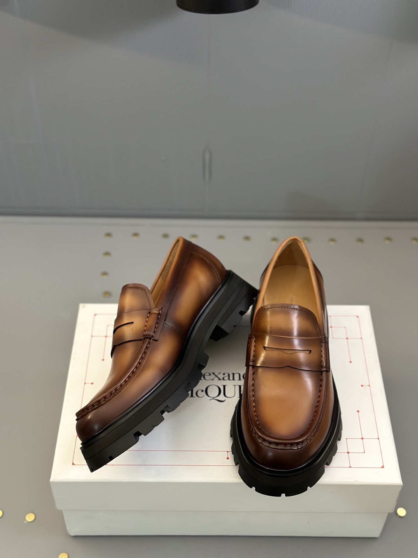 - Nuevo - MQ McQueen 2025 nuevos zapatos derby de cuero para hombre, compró la réplica exacta origin