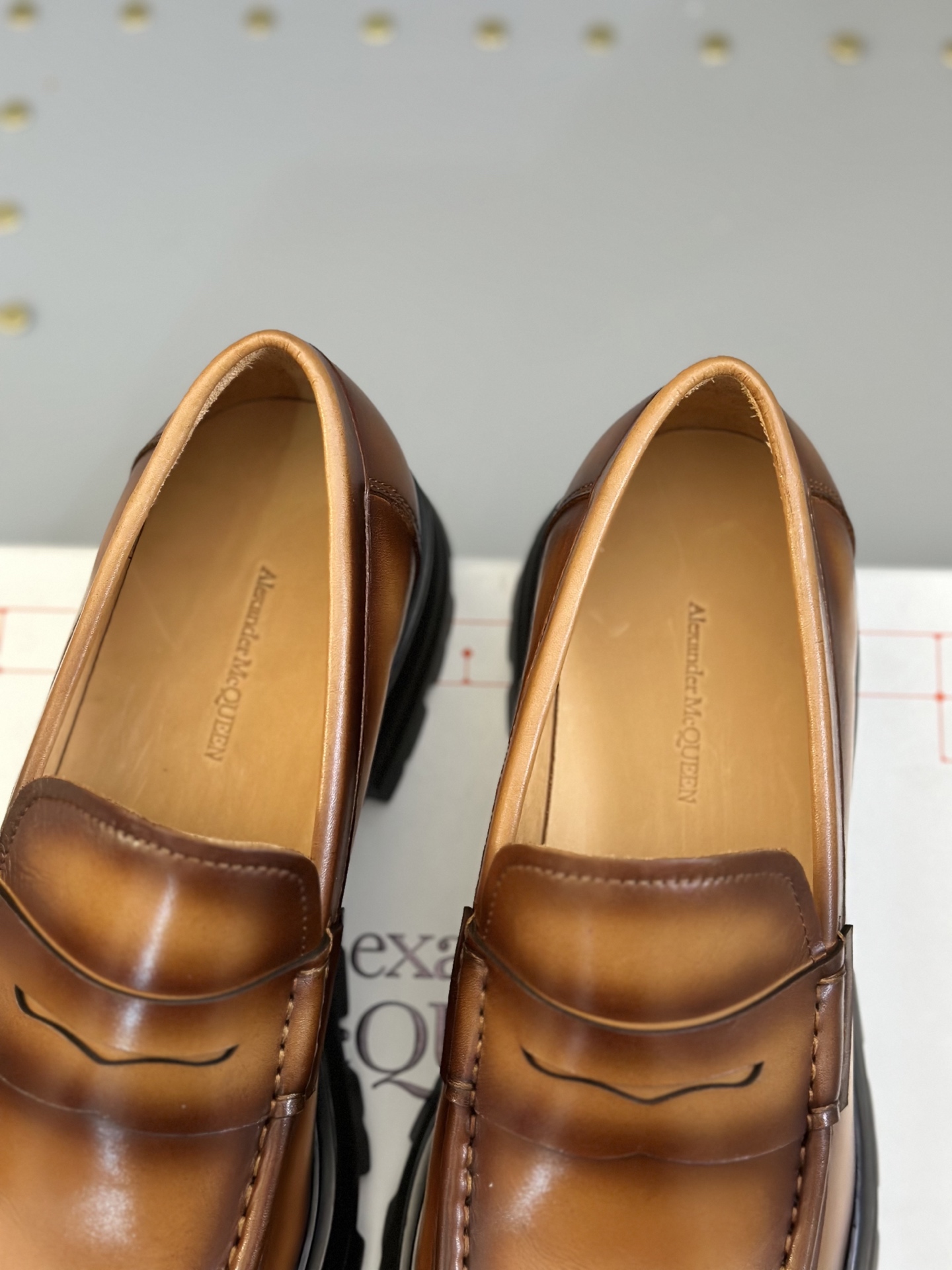 - Nuevo - MQ McQueen 2025 nuevos zapatos derby de cuero para hombre, compró la réplica exacta origin