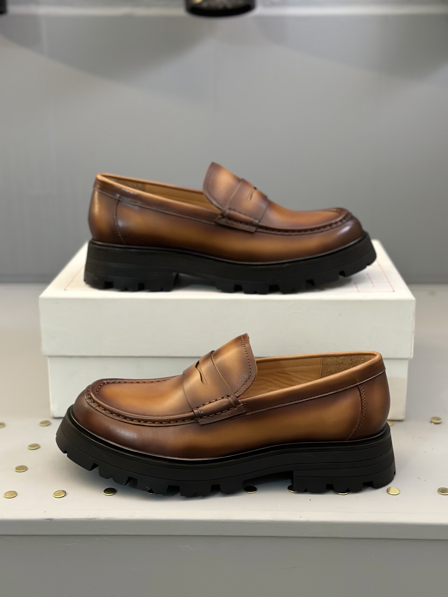 - Nuevo - MQ McQueen 2025 nuevos zapatos derby de cuero para hombre, compró la réplica exacta origin