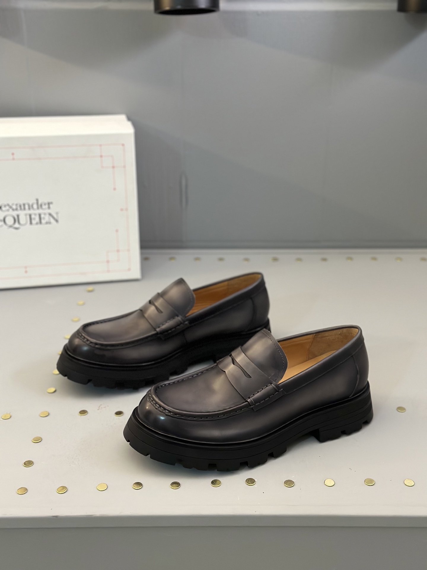 - Nuevo - MQ McQueen 2025 nuevos zapatos derby de cuero para hombre, compró la réplica exacta origin