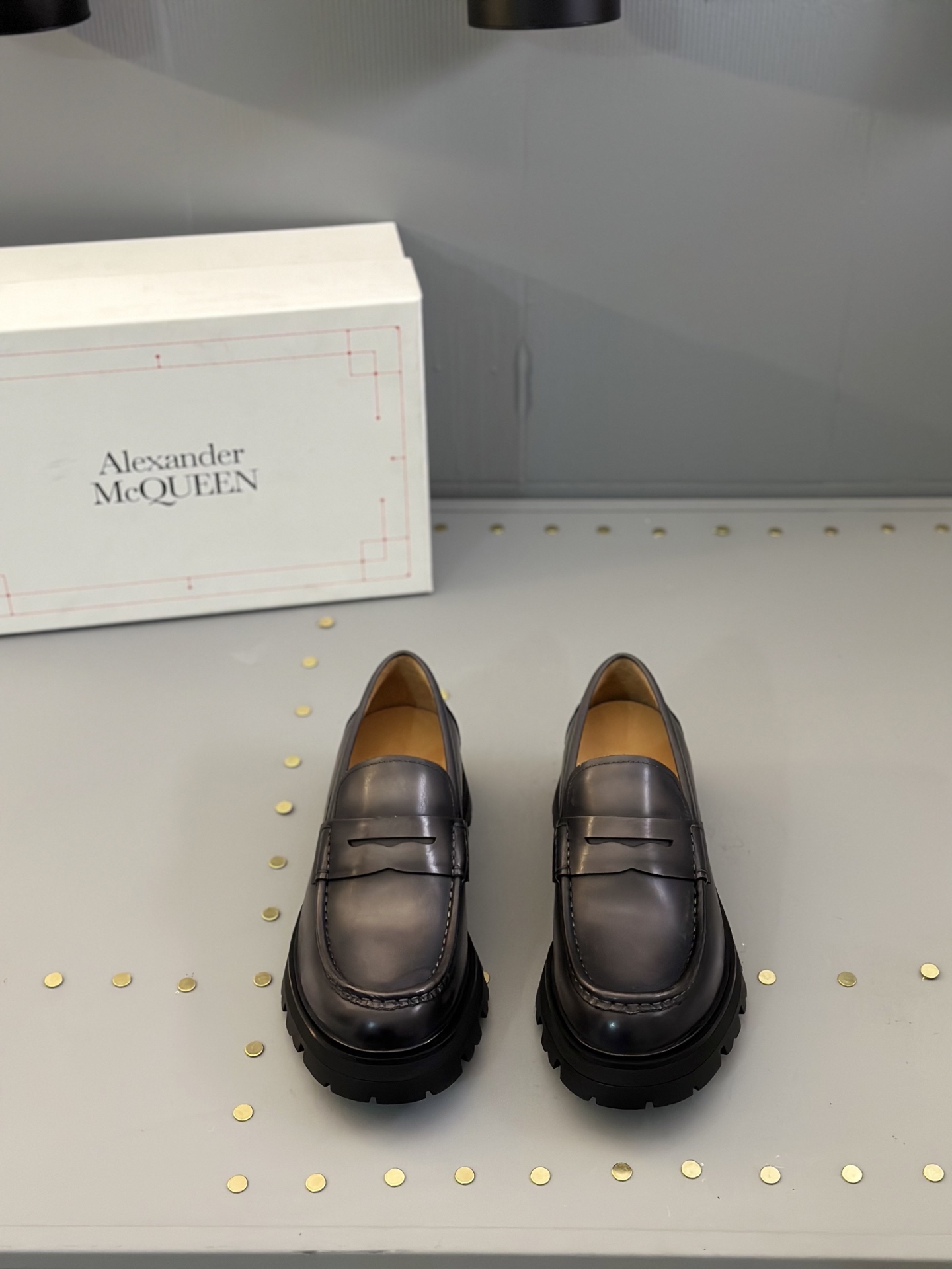 - Nuevo - MQ McQueen 2025 nuevos zapatos derby de cuero para hombre, compró la réplica exacta origin