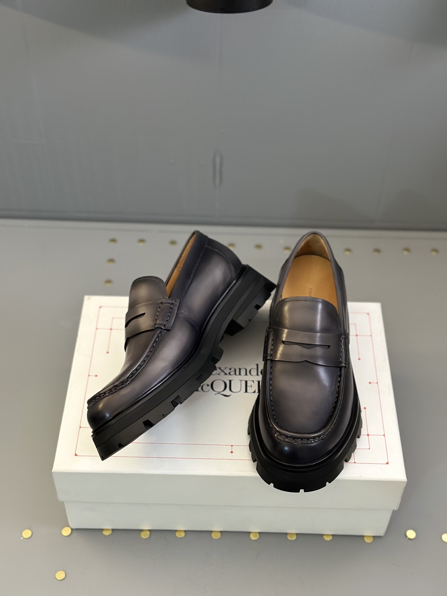 - Nuevo - MQ McQueen 2025 nuevos zapatos derby de cuero para hombre, compró la réplica exacta origin